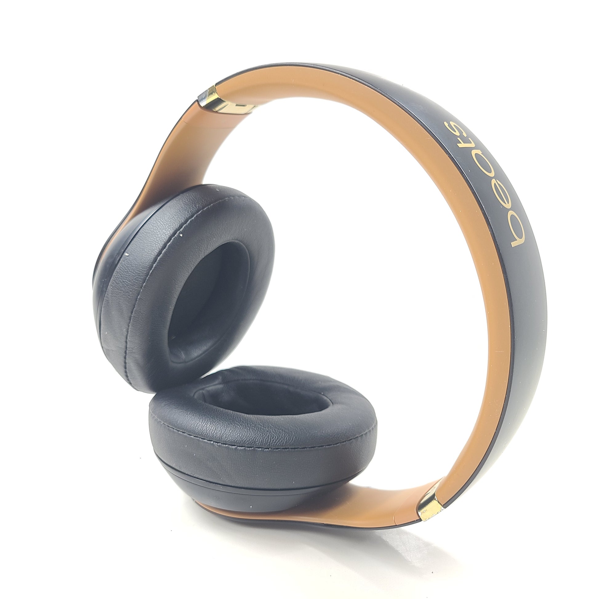 A premium listening experience with Beats Studio3 Wireless Over-Ear Headphones in Gold/Black design