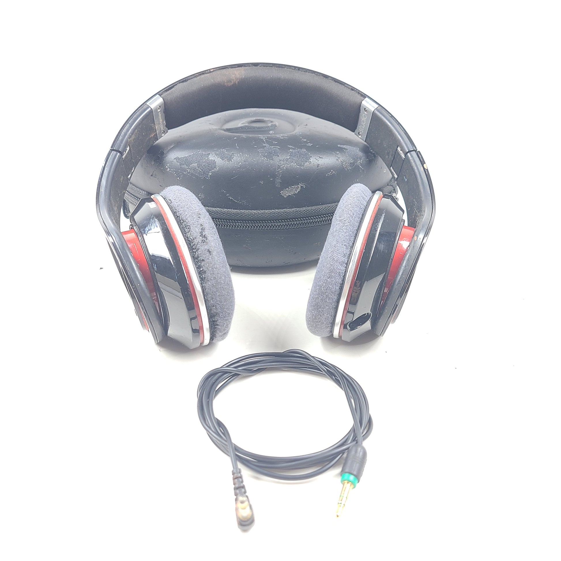 Enjoy superior audio quality with the Beats by Dr. Dre Solo HD Wired Headphones.
