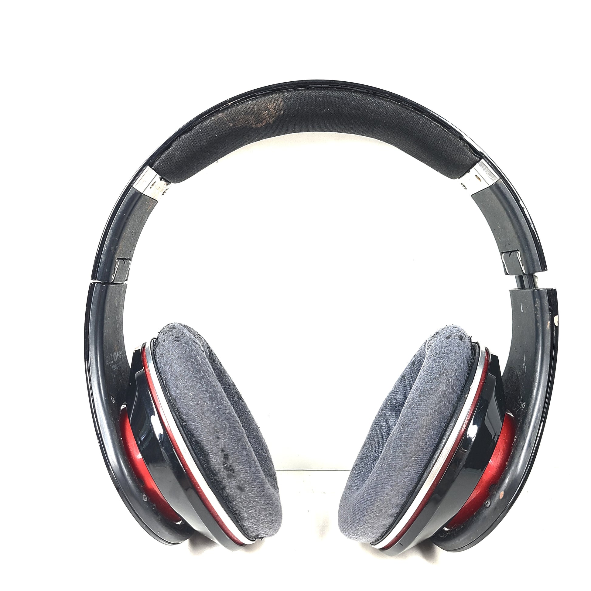 Enjoy superior audio quality with the Beats by Dr. Dre Solo HD Wired Headphones.