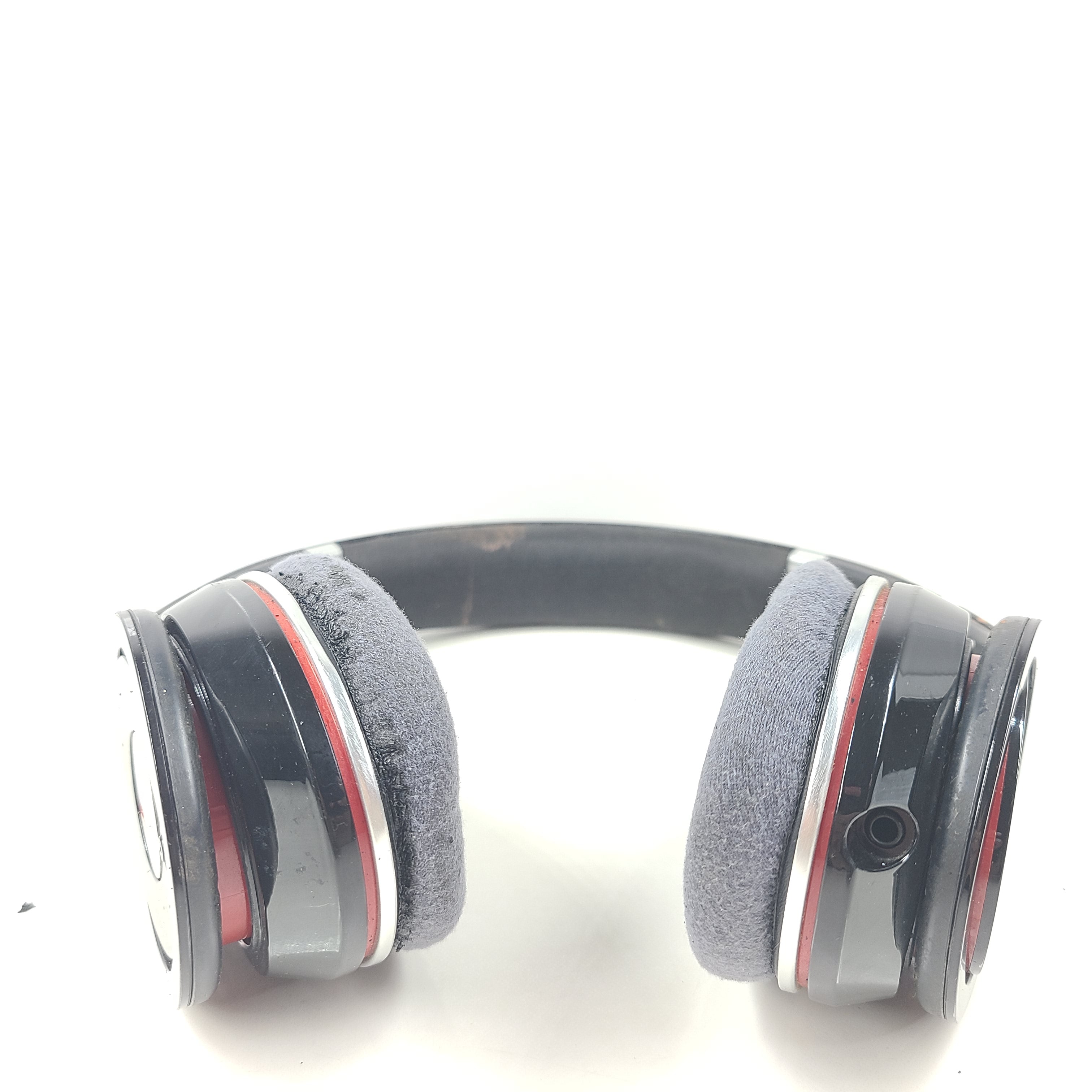 Enjoy superior audio quality with the Beats by Dr. Dre Solo HD Wired Headphones.