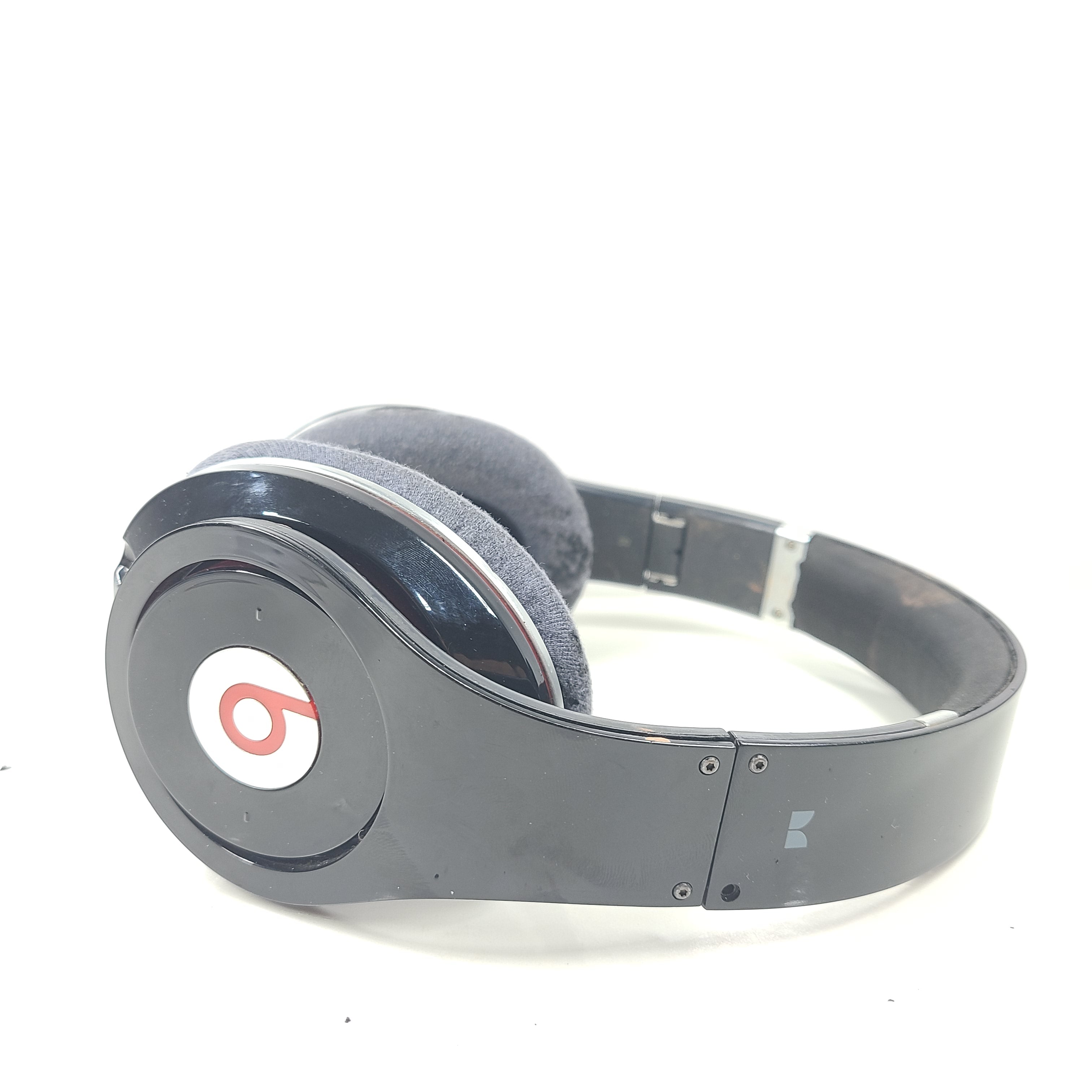 Enjoy superior audio quality with the Beats by Dr. Dre Solo HD Wired Headphones.