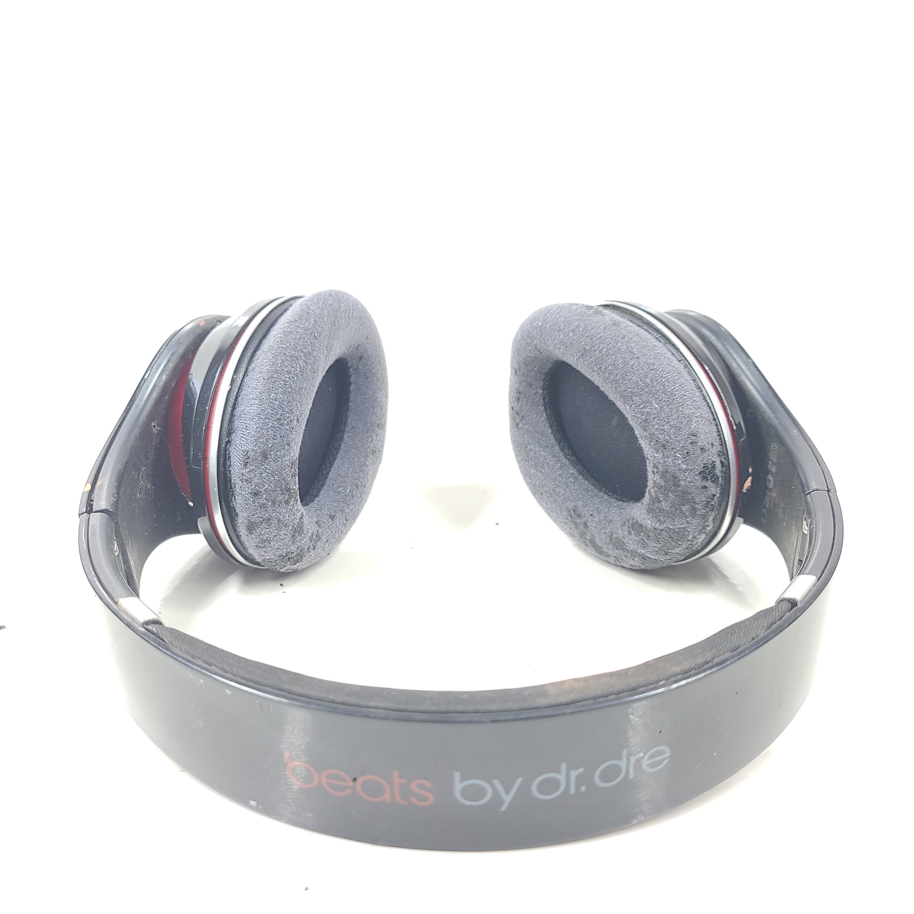 Enjoy superior audio quality with the Beats by Dr. Dre Solo HD Wired Headphones.