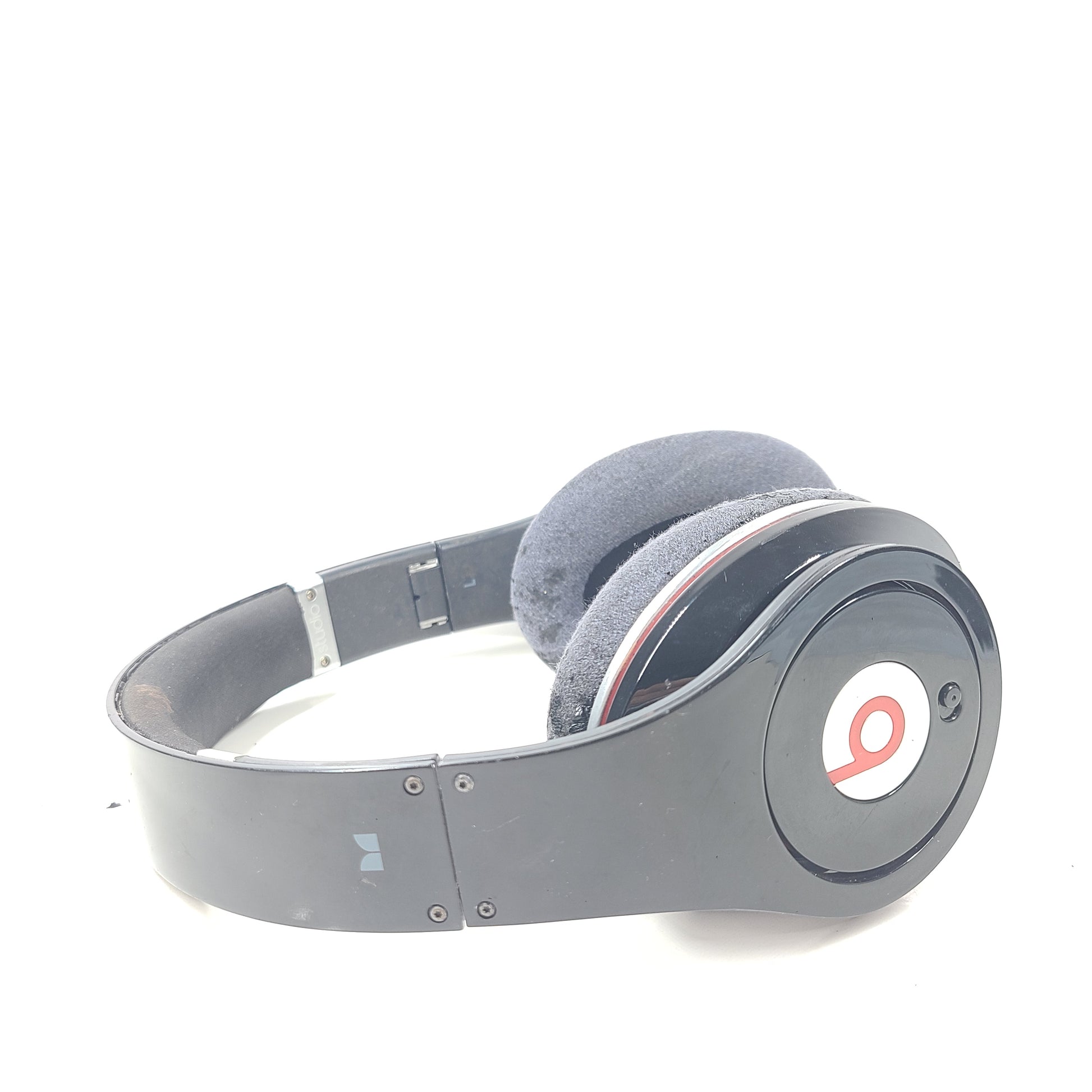 Enjoy superior audio quality with the Beats by Dr. Dre Solo HD Wired Headphones.