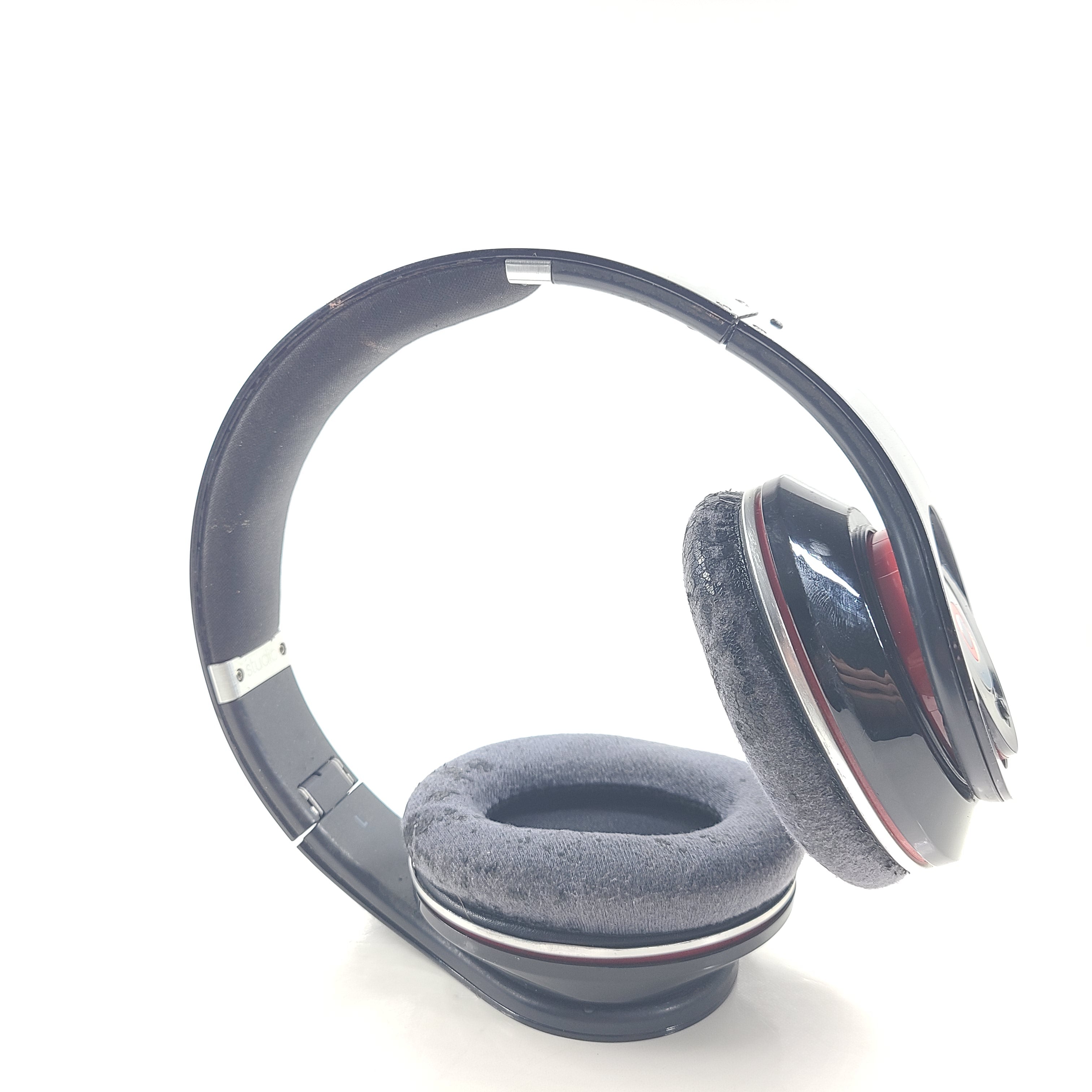 Enjoy superior audio quality with the Beats by Dr. Dre Solo HD Wired Headphones.