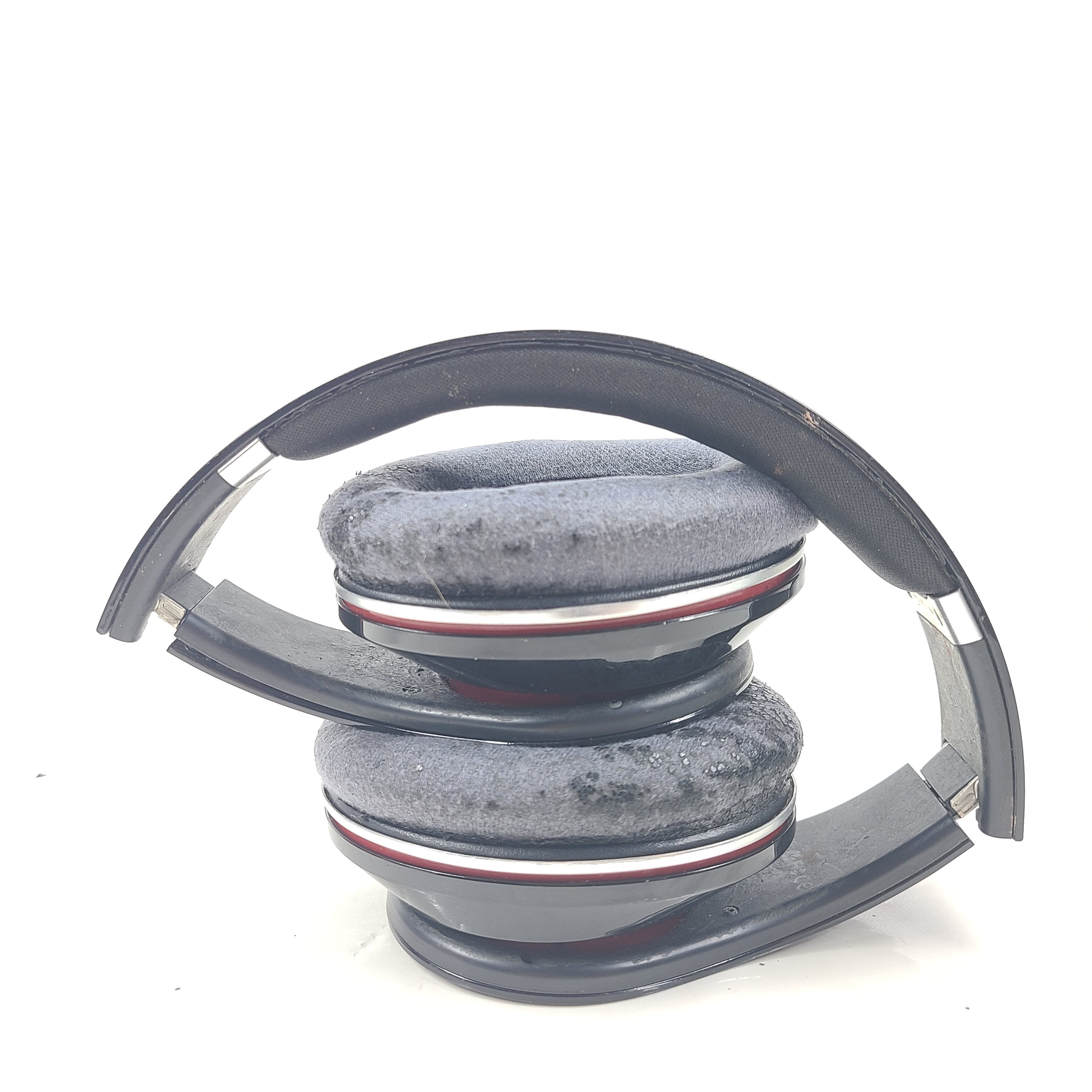 Enjoy superior audio quality with the Beats by Dr. Dre Solo HD Wired Headphones.