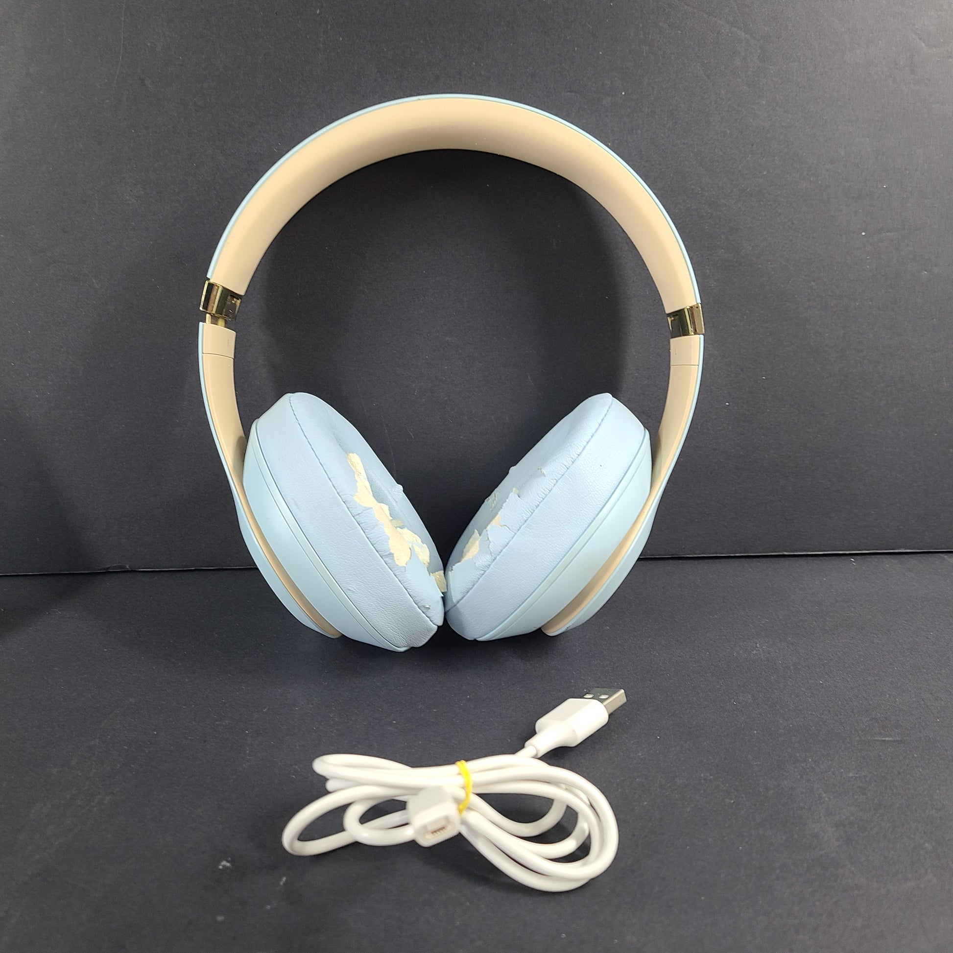 Premium Beats Studio 3 Wireless Over-Ear Headphones in Light Blue with Gold Accents