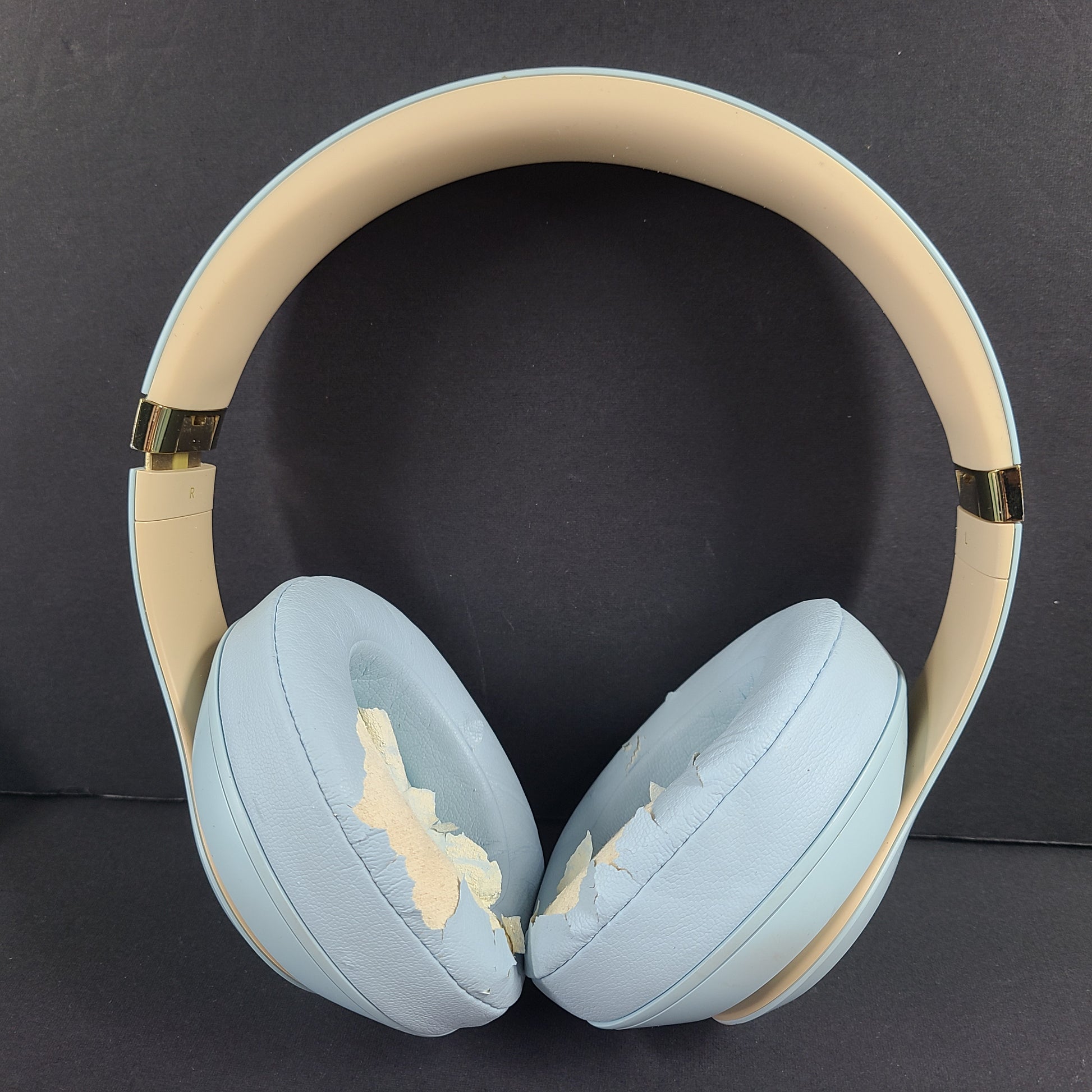 Premium Beats Studio 3 Wireless Over-Ear Headphones in Light Blue with Gold Accents