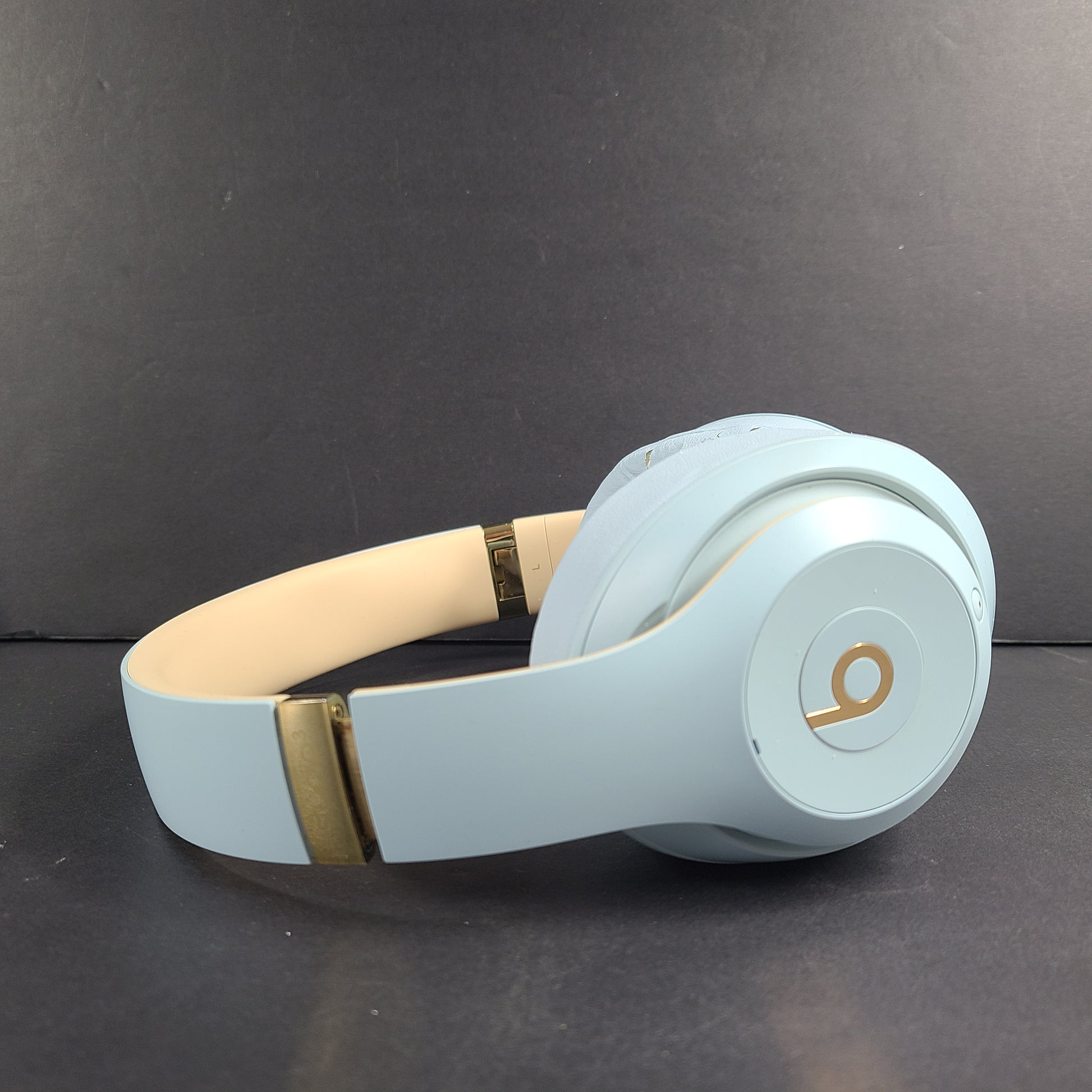 Premium Beats Studio 3 Wireless Over-Ear Headphones in Light Blue with Gold Accents