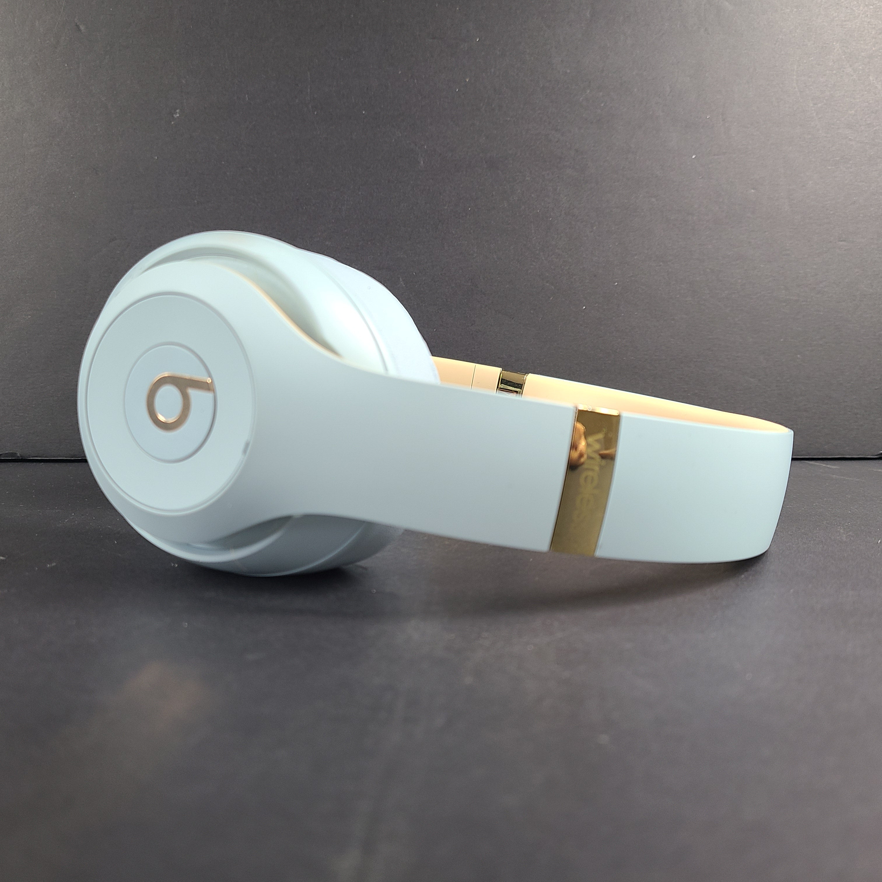 Premium Beats Studio 3 Wireless Over-Ear Headphones in Light Blue with Gold Accents