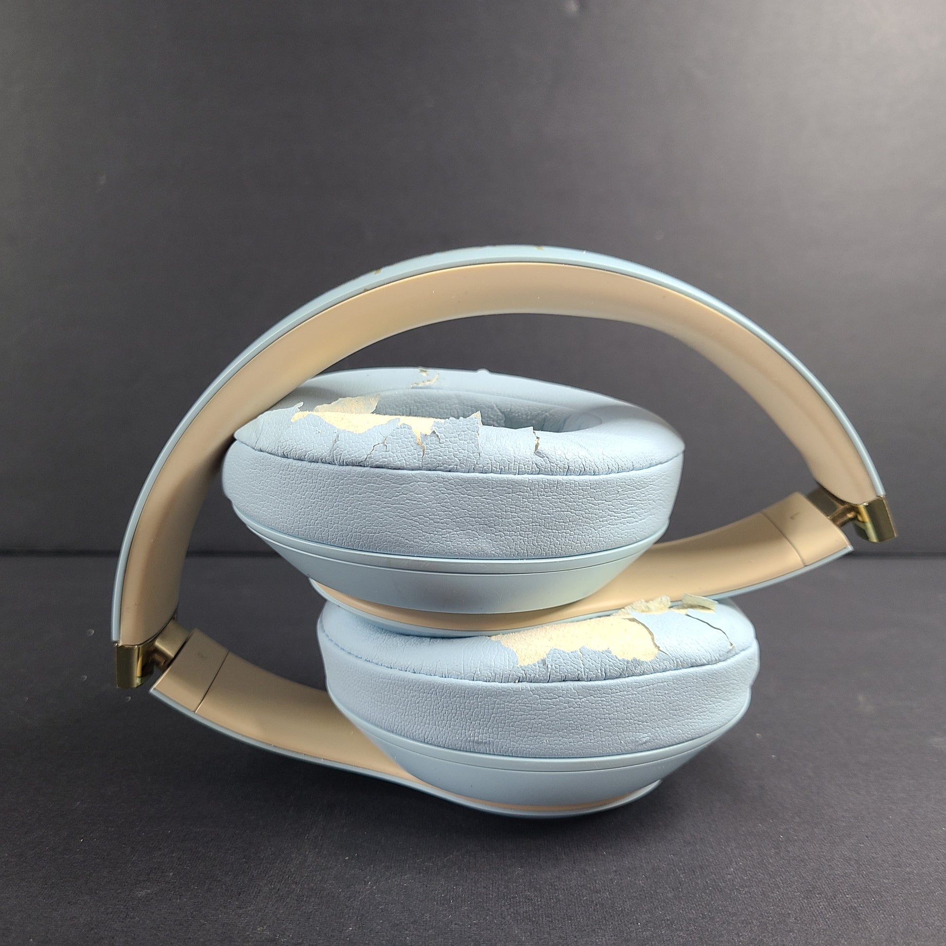 Premium Beats Studio 3 Wireless Over-Ear Headphones in Light Blue with Gold Accents