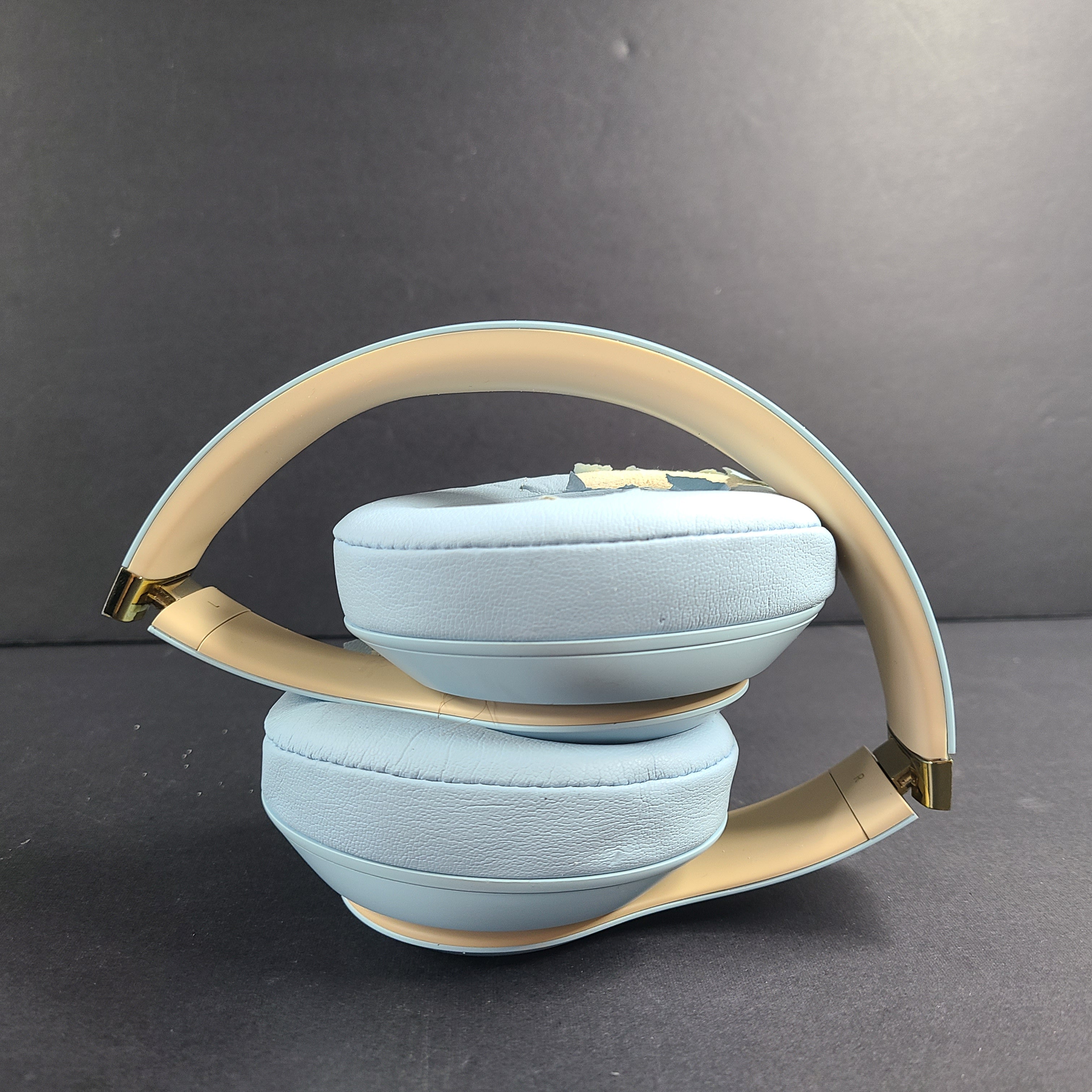 Premium Beats Studio 3 Wireless Over-Ear Headphones in Light Blue with Gold Accents