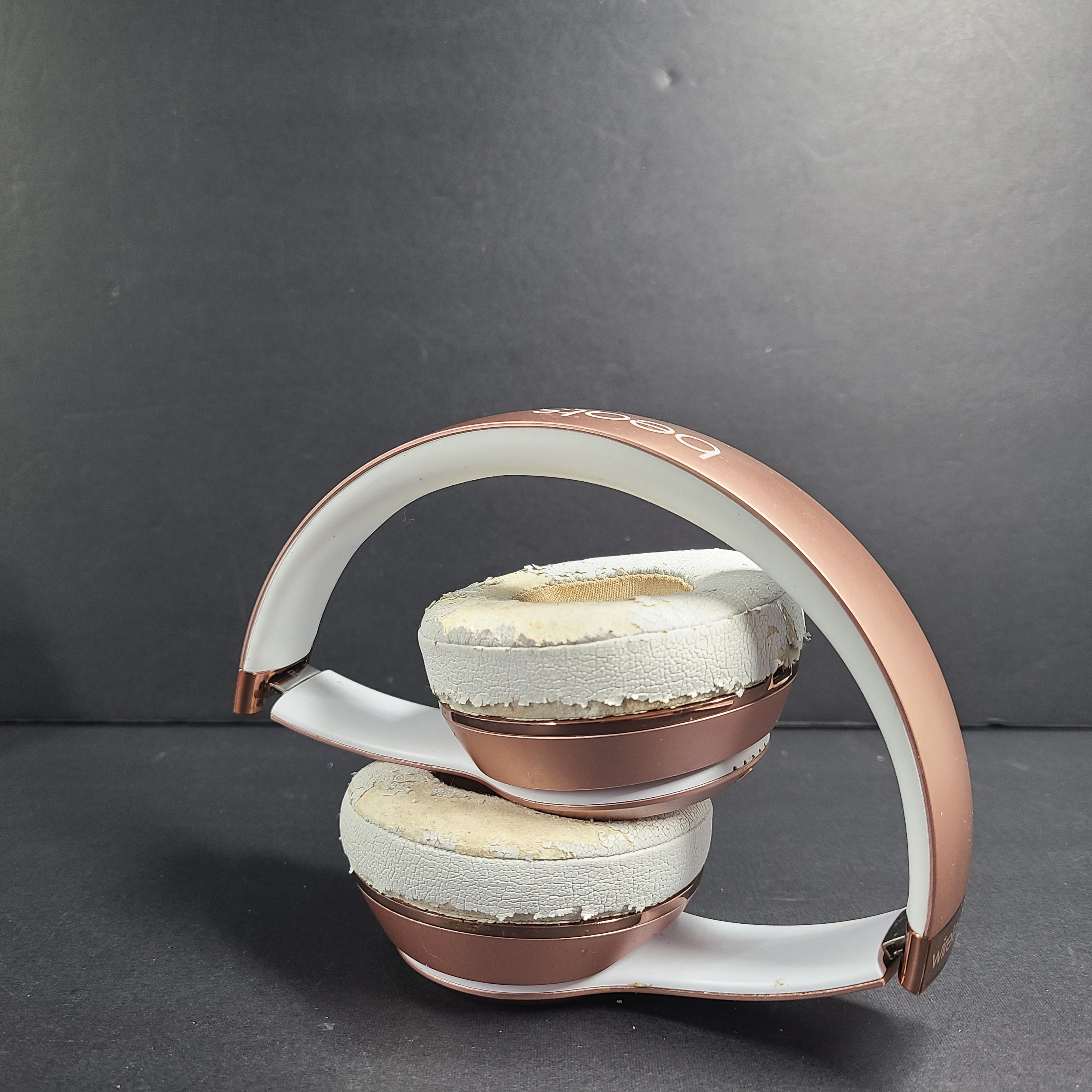 A stylish rose gold on-ear headphones by Beats Solo3 Wireless.