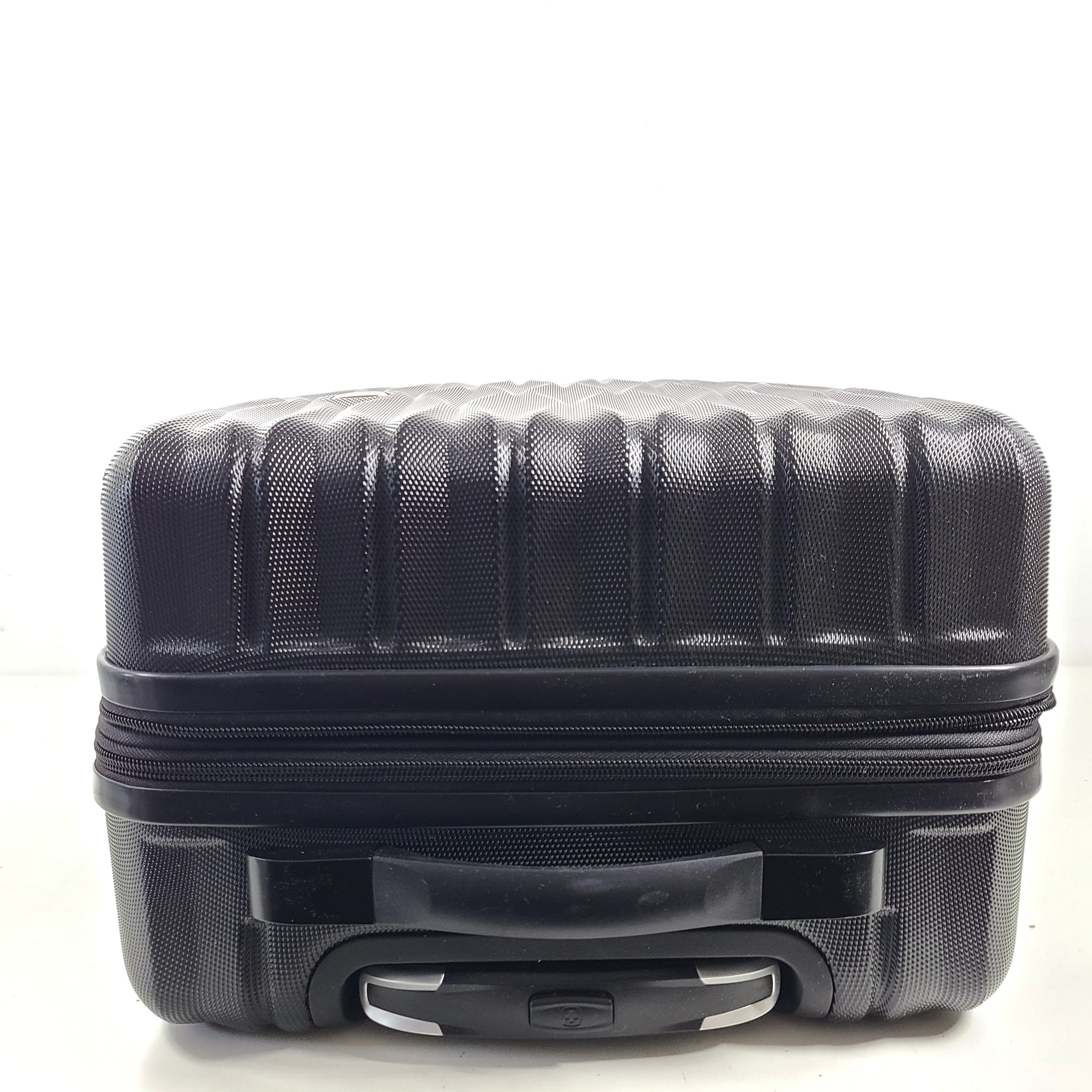 A sleek black SwissGear hardside spinner luggage SA8018.