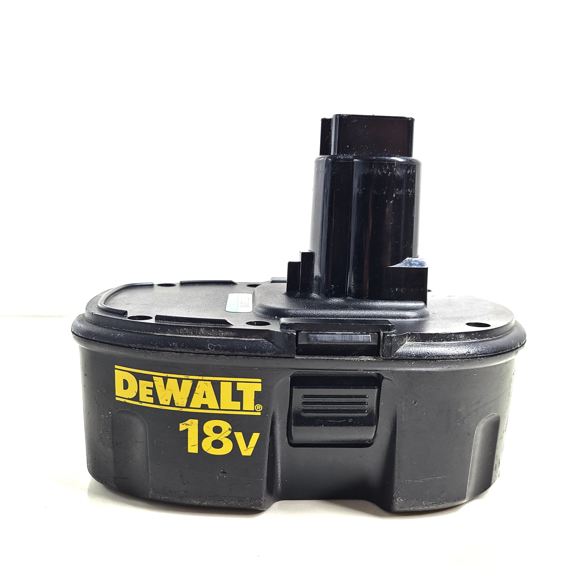</strong> A reliable DeWalt 18V Battery Pack DW9099</p>