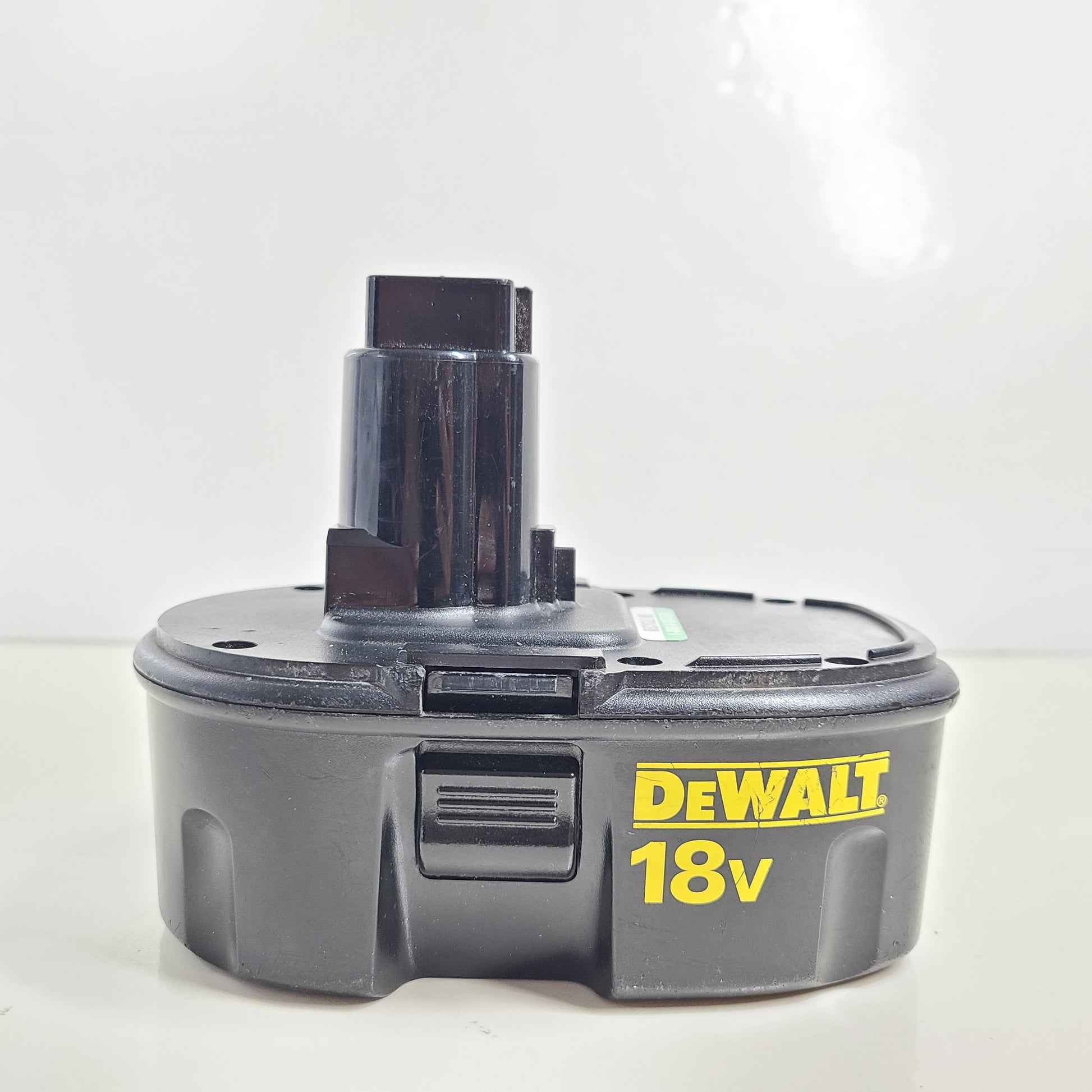 </strong> A reliable DeWalt 18V Battery Pack DW9099</p>