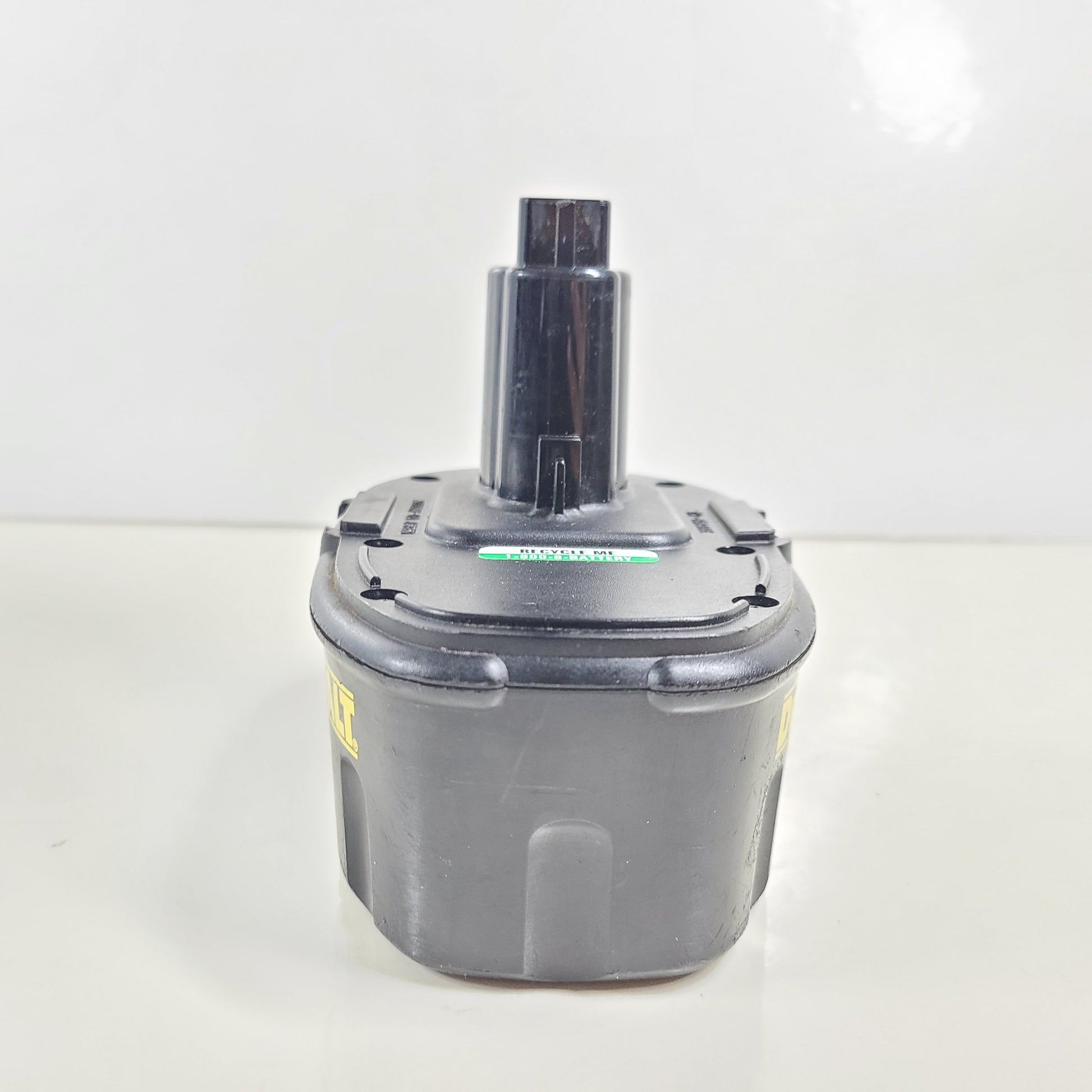 </strong> A reliable DeWalt 18V Battery Pack DW9099</p>