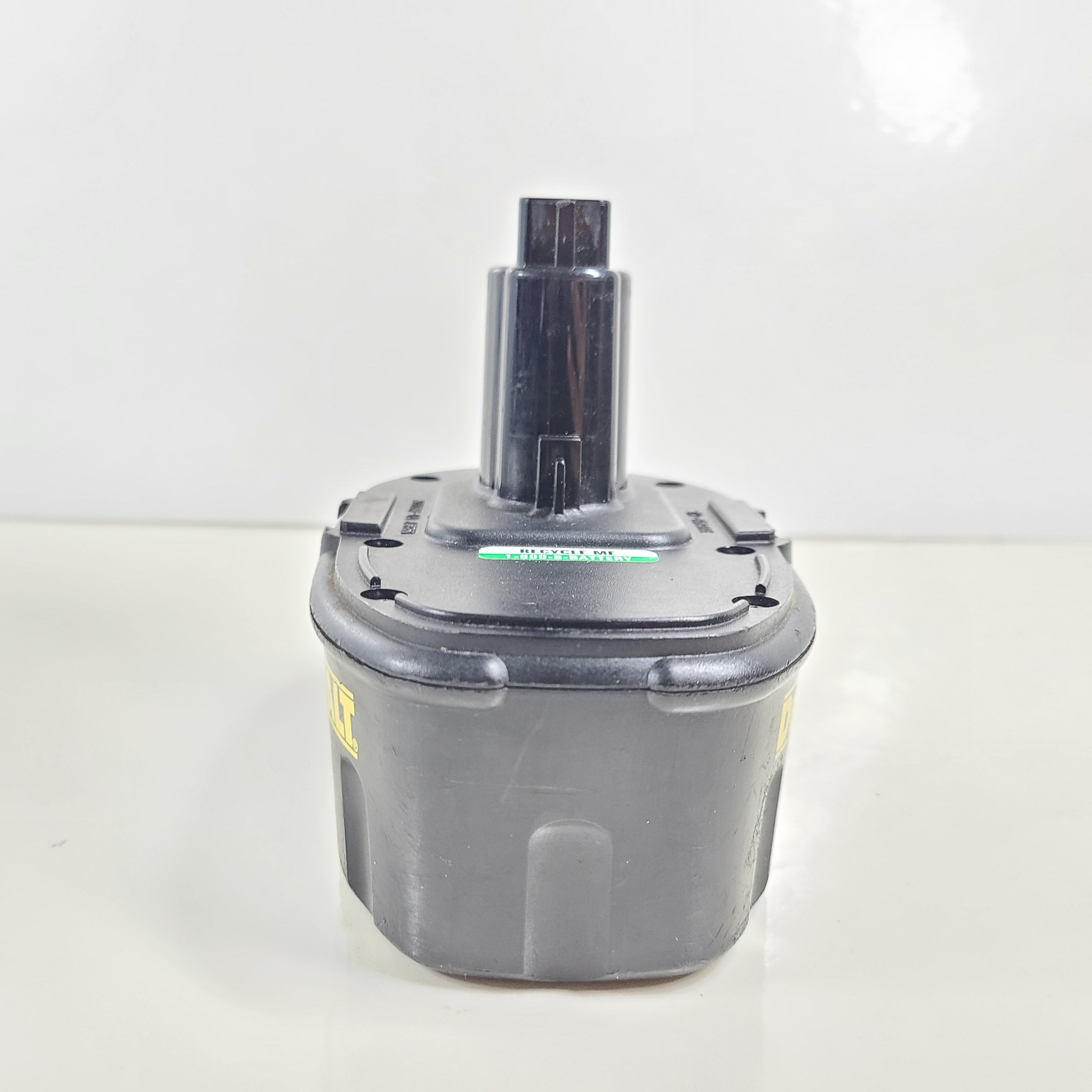 </strong> A reliable DeWalt 18V Battery Pack DW9099</p>