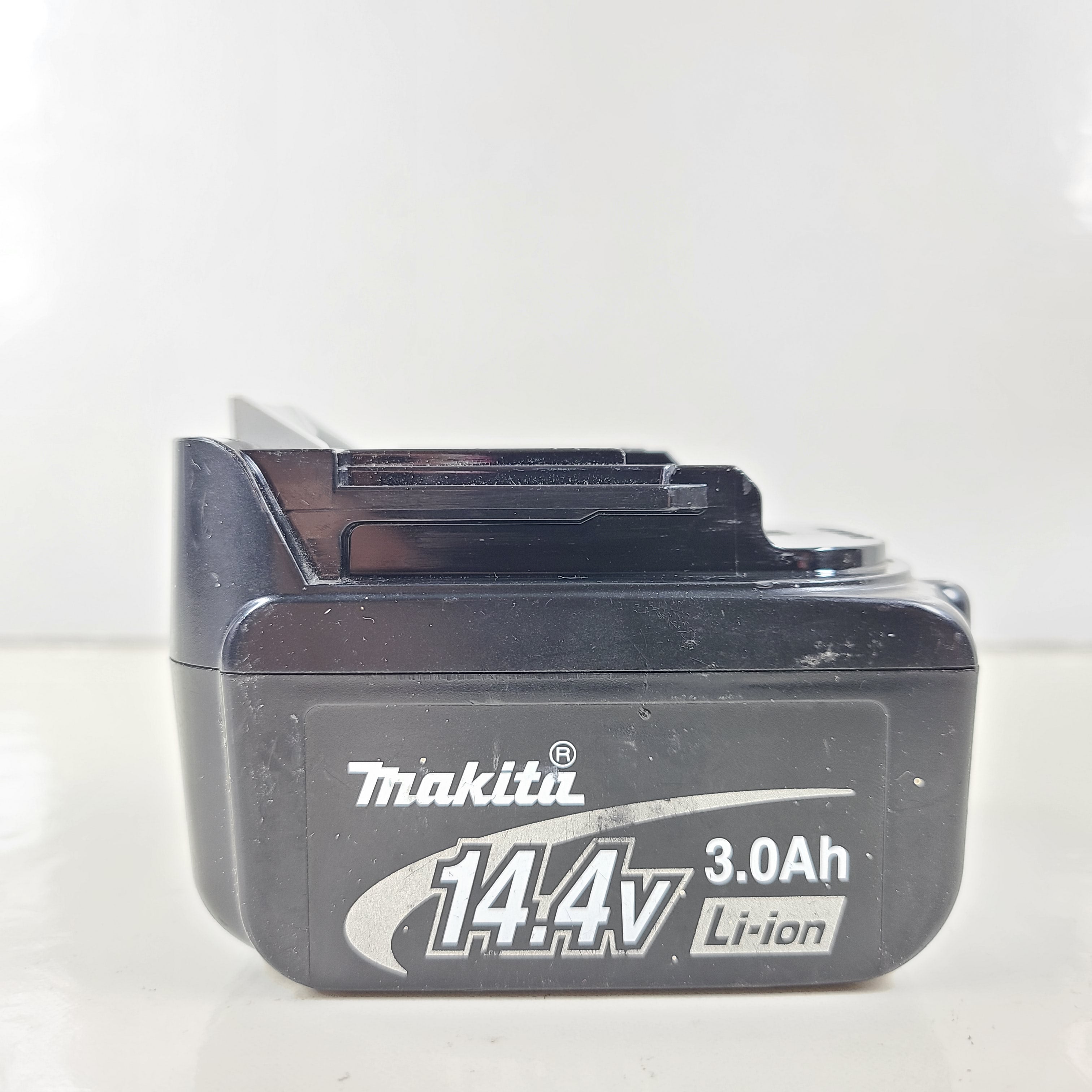 A Makita BL1430 14.4V 3.0Ah Li-ion Battery