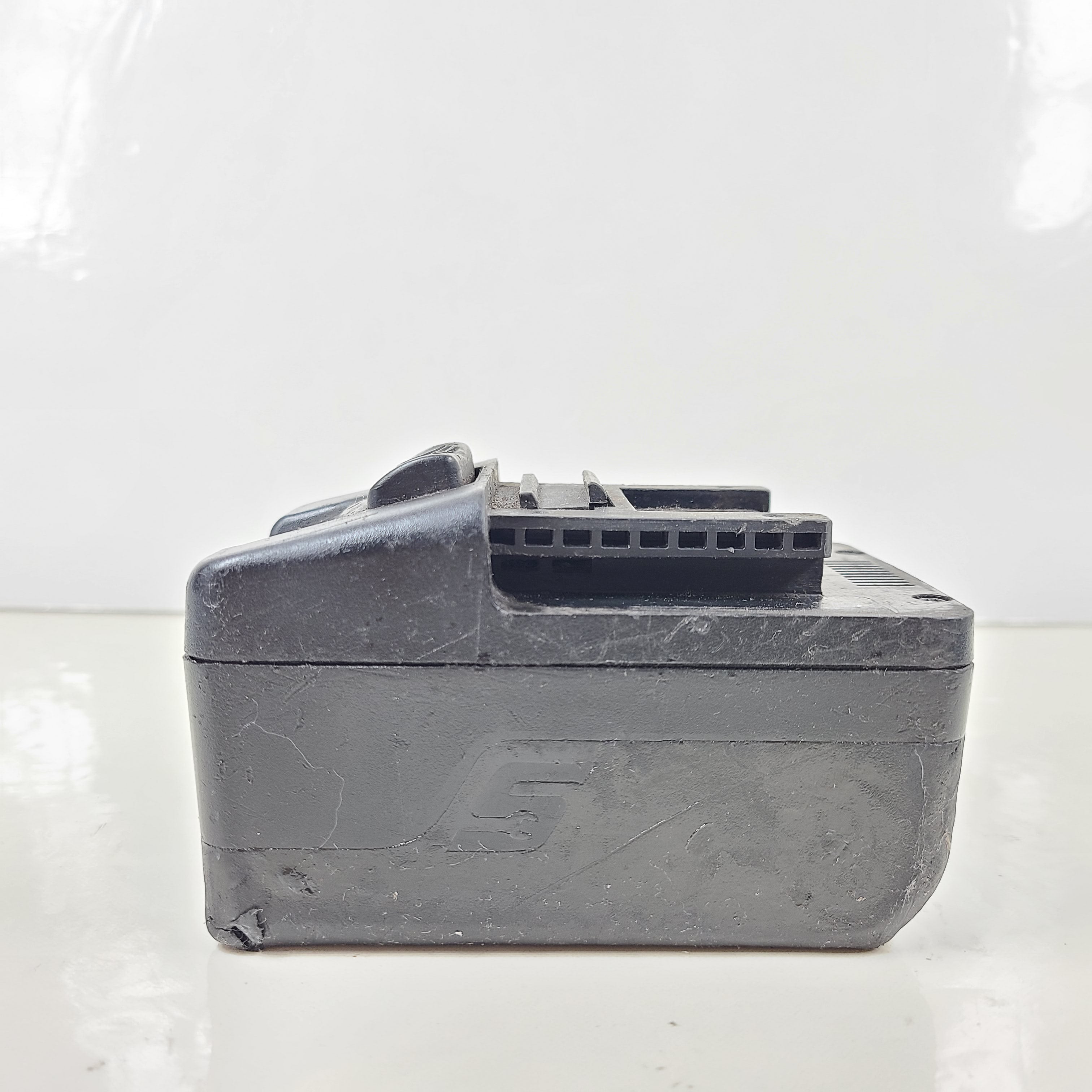 A powerful Snap-On Rechargeable Lithium Ion Battery CTB8185PK 18V 4.0Ah for power tools