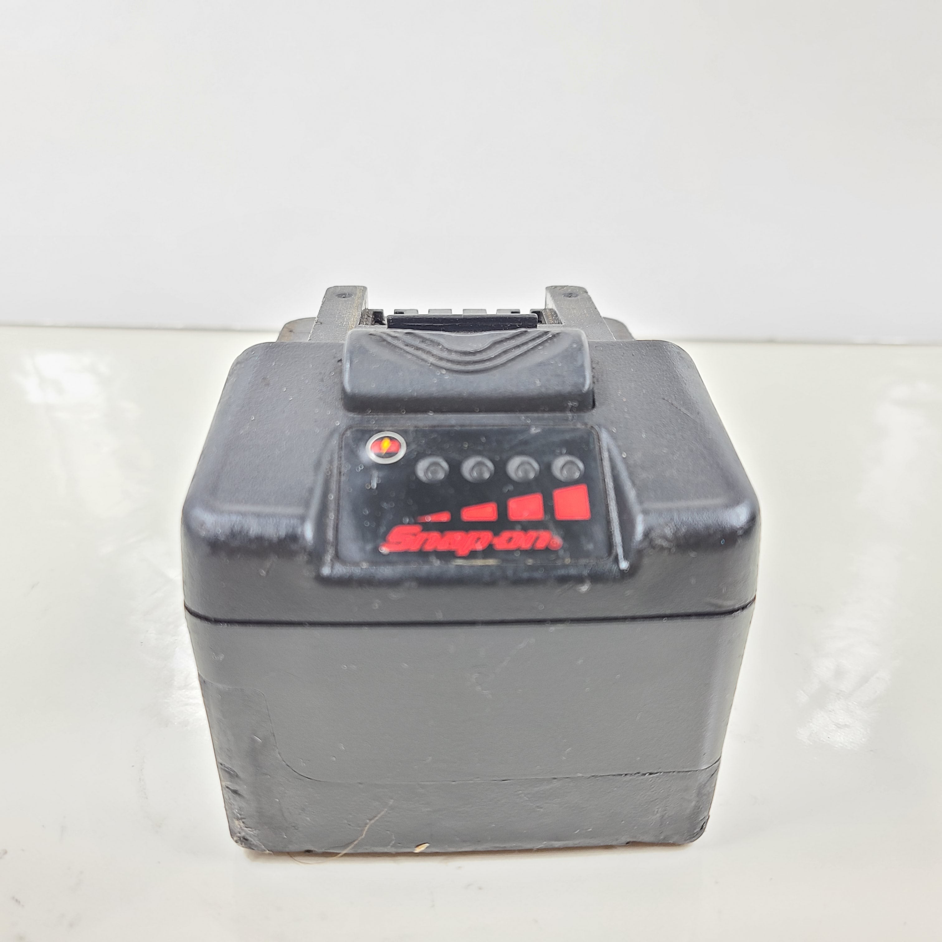 A powerful Snap-On Rechargeable Lithium Ion Battery CTB8185PK 18V 4.0Ah for power tools