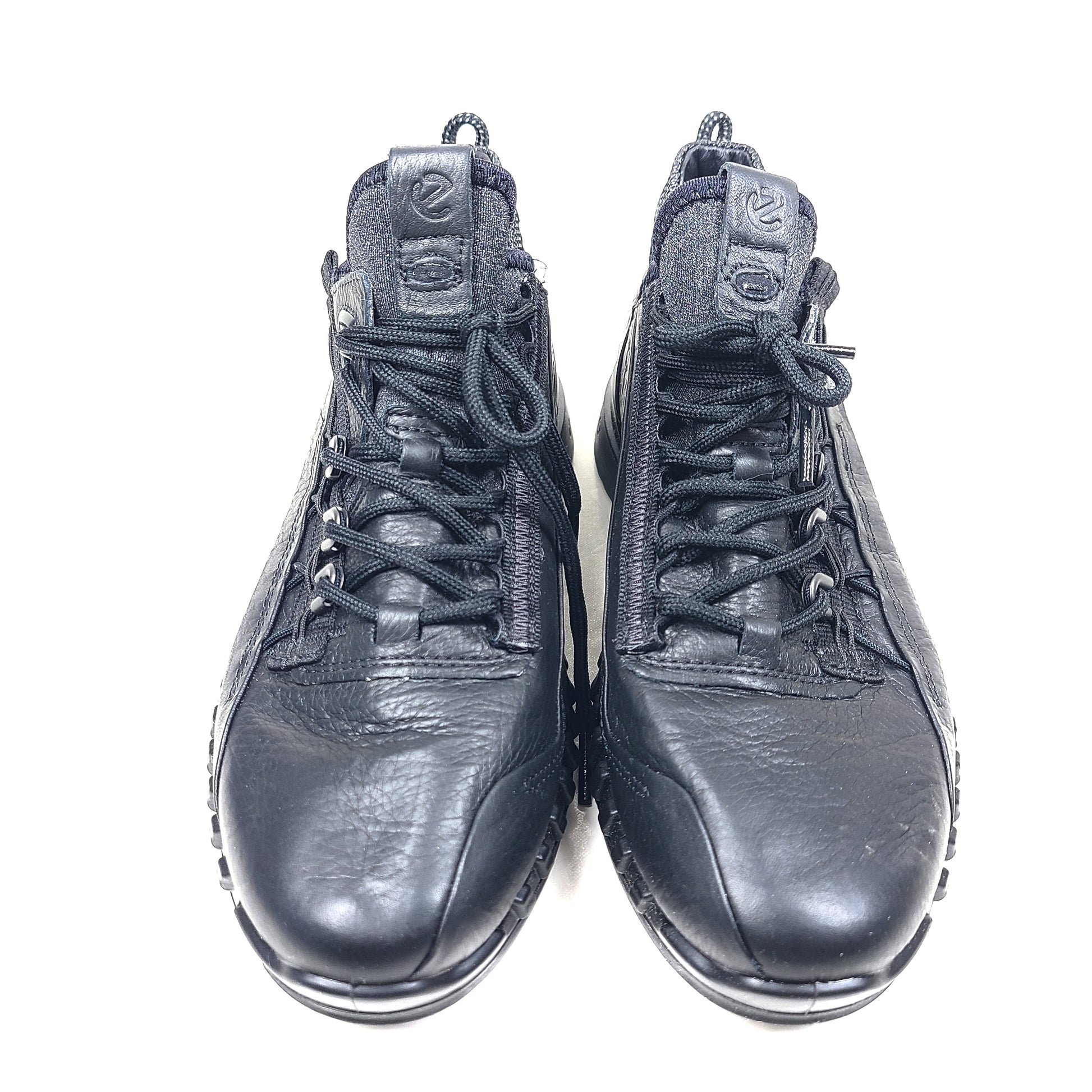A stylish and versatile pair of Ecco black sneakers in size EU 38 for women.