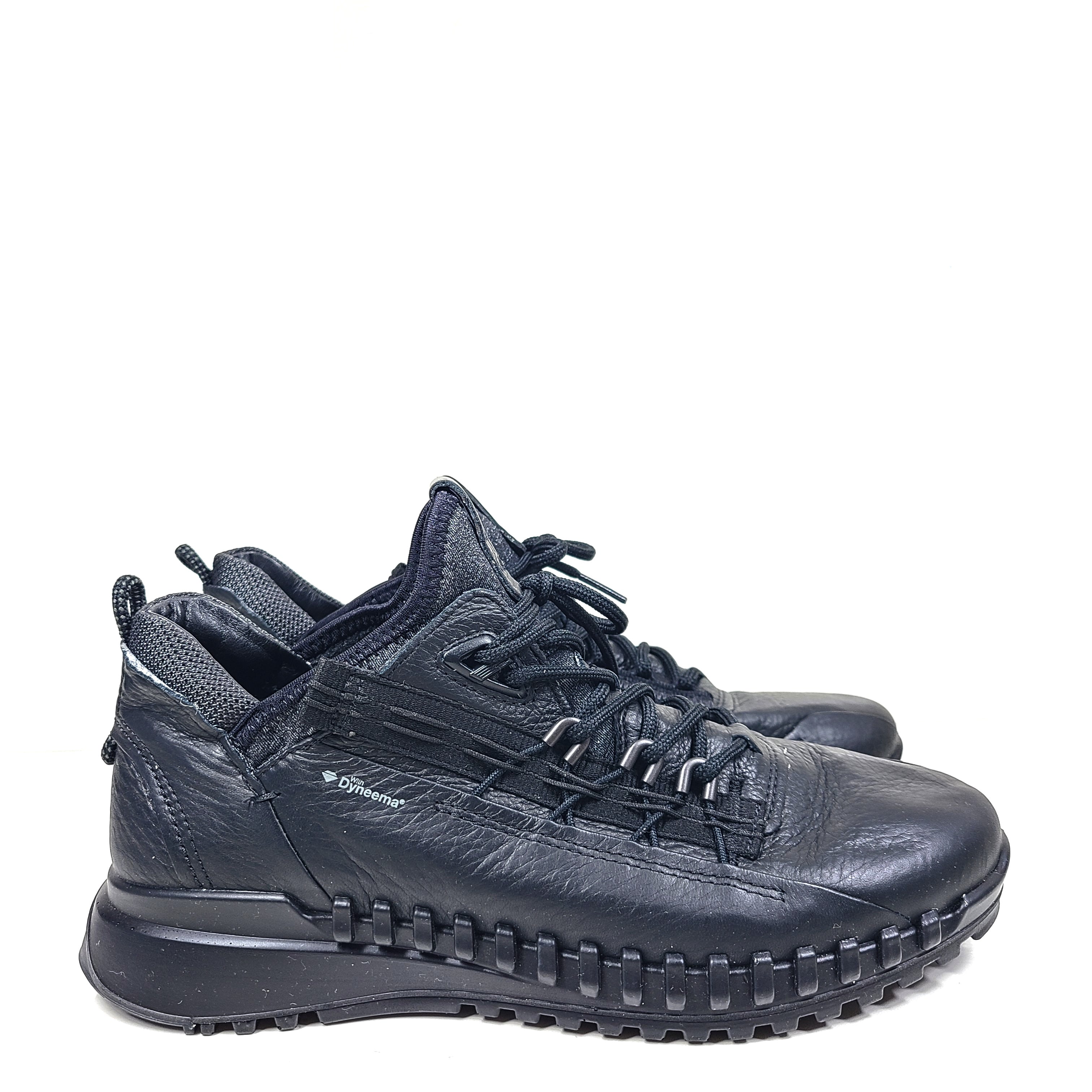 A stylish and versatile pair of Ecco black sneakers in size EU 38 for women.