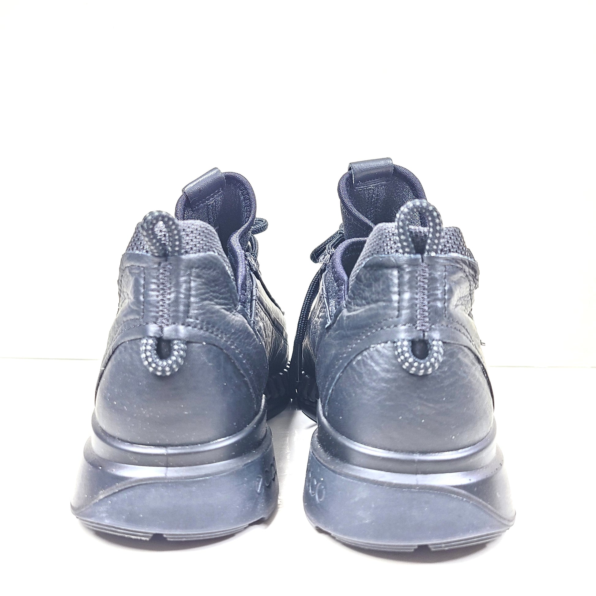 A stylish and versatile pair of Ecco black sneakers in size EU 38 for women.