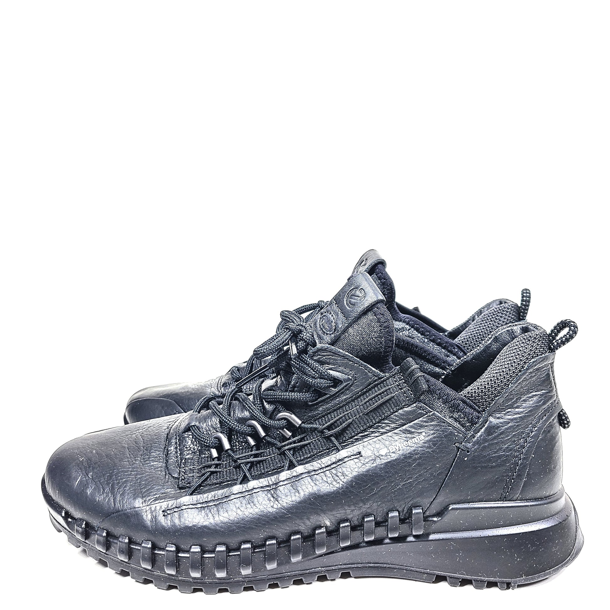 A stylish and versatile pair of Ecco black sneakers in size EU 38 for women.