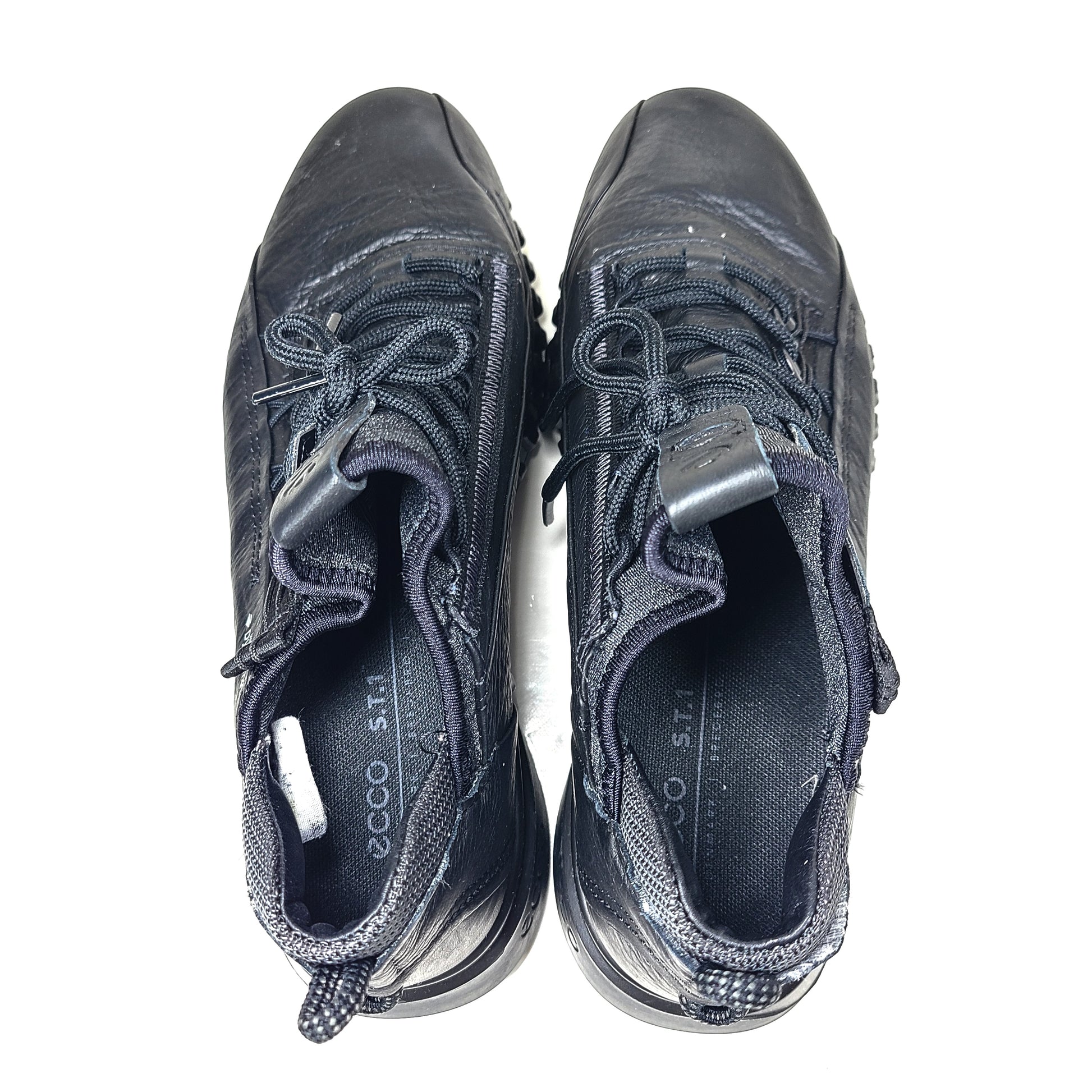 A stylish and versatile pair of Ecco black sneakers in size EU 38 for women.