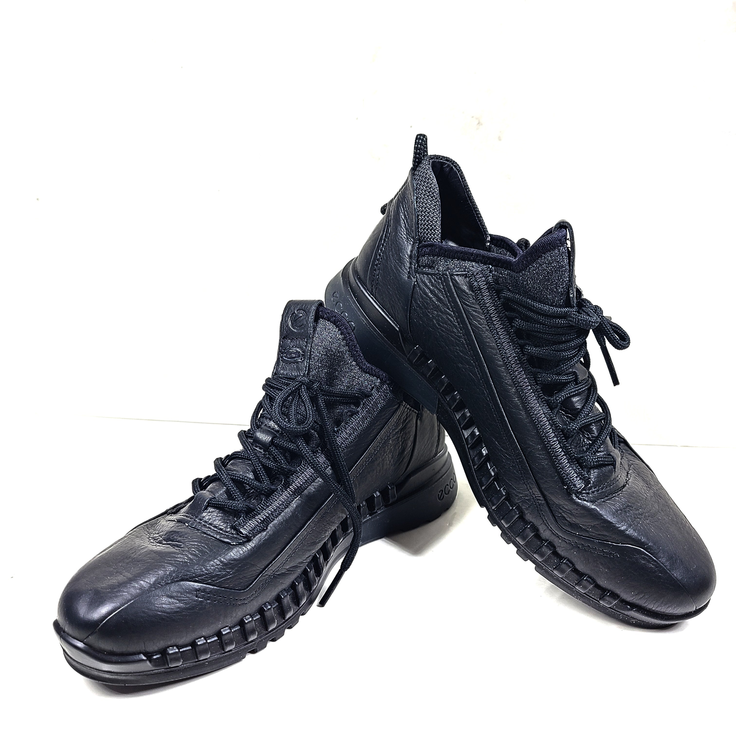 A stylish and versatile pair of Ecco black sneakers in size EU 38 for women.