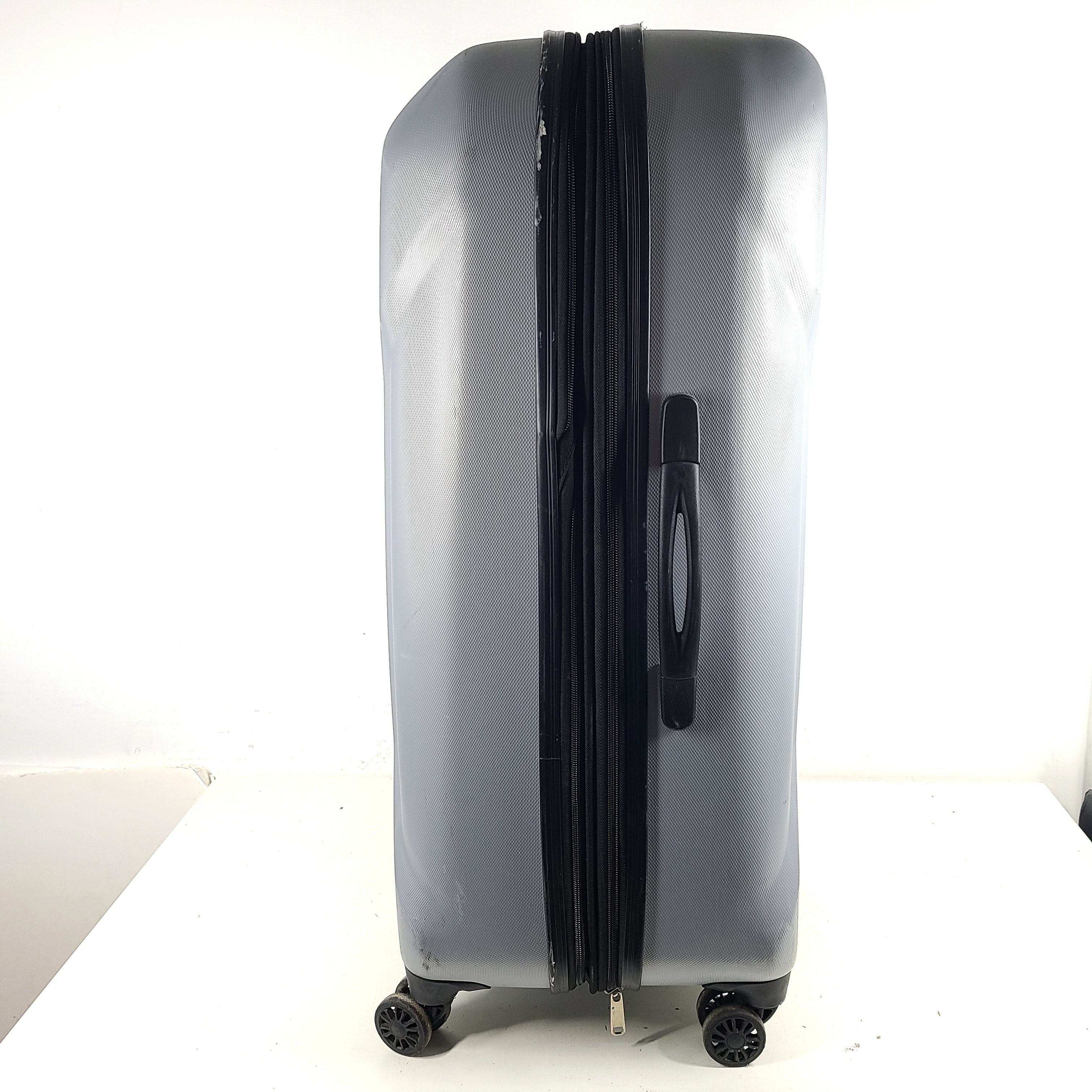 A silver hard shell Samsonite 4-wheel suitcase.