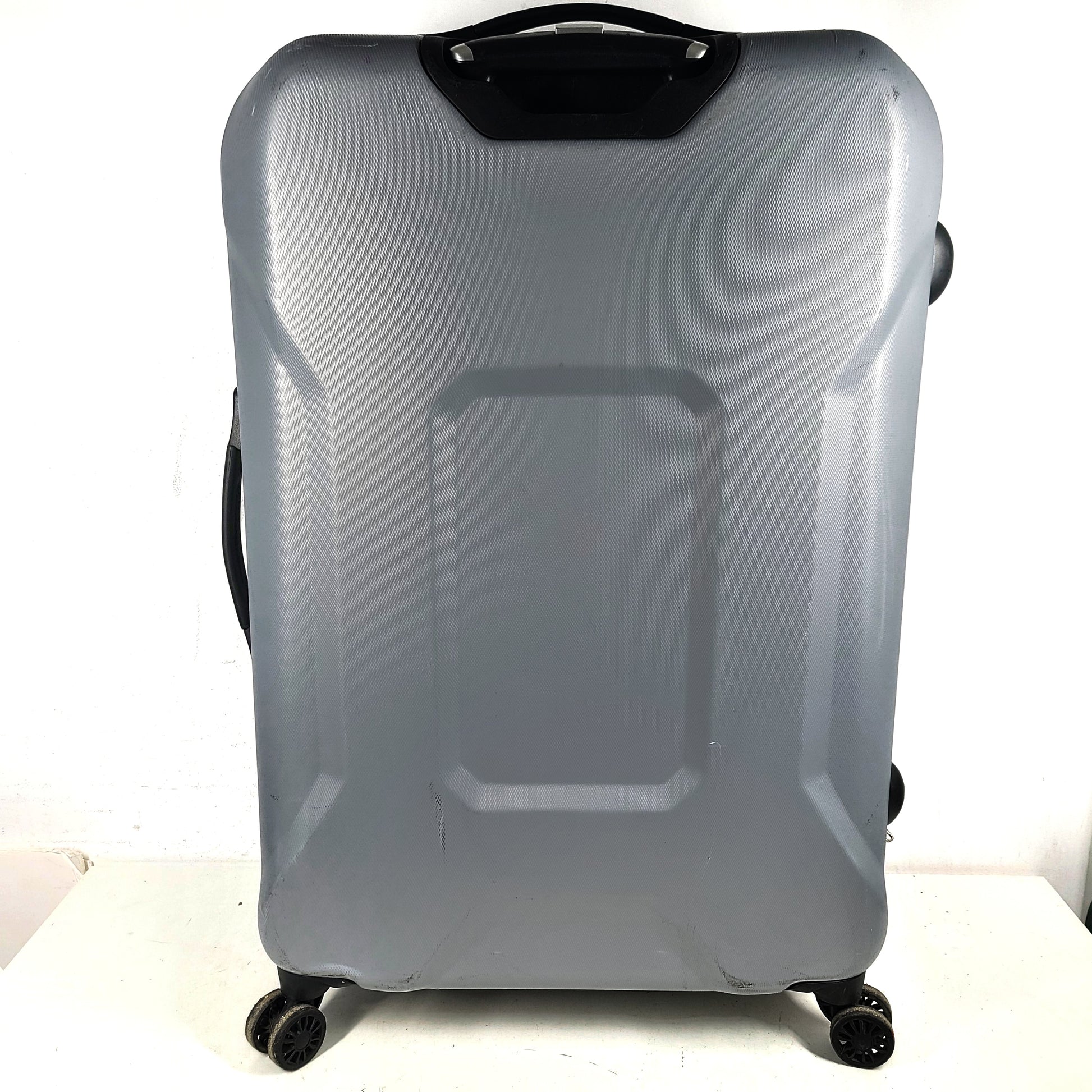 A silver hard shell Samsonite 4-wheel suitcase.