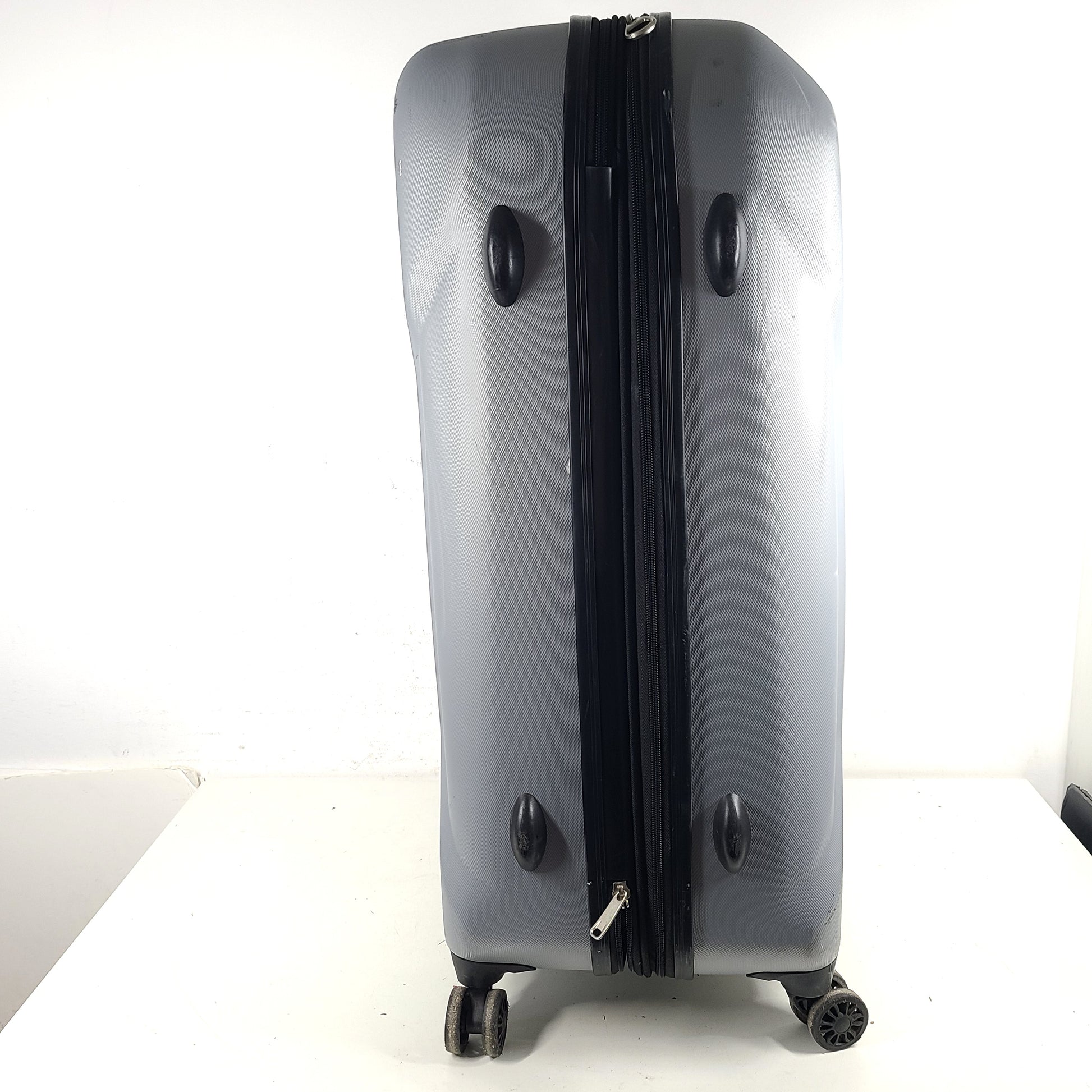 A silver hard shell Samsonite 4-wheel suitcase.