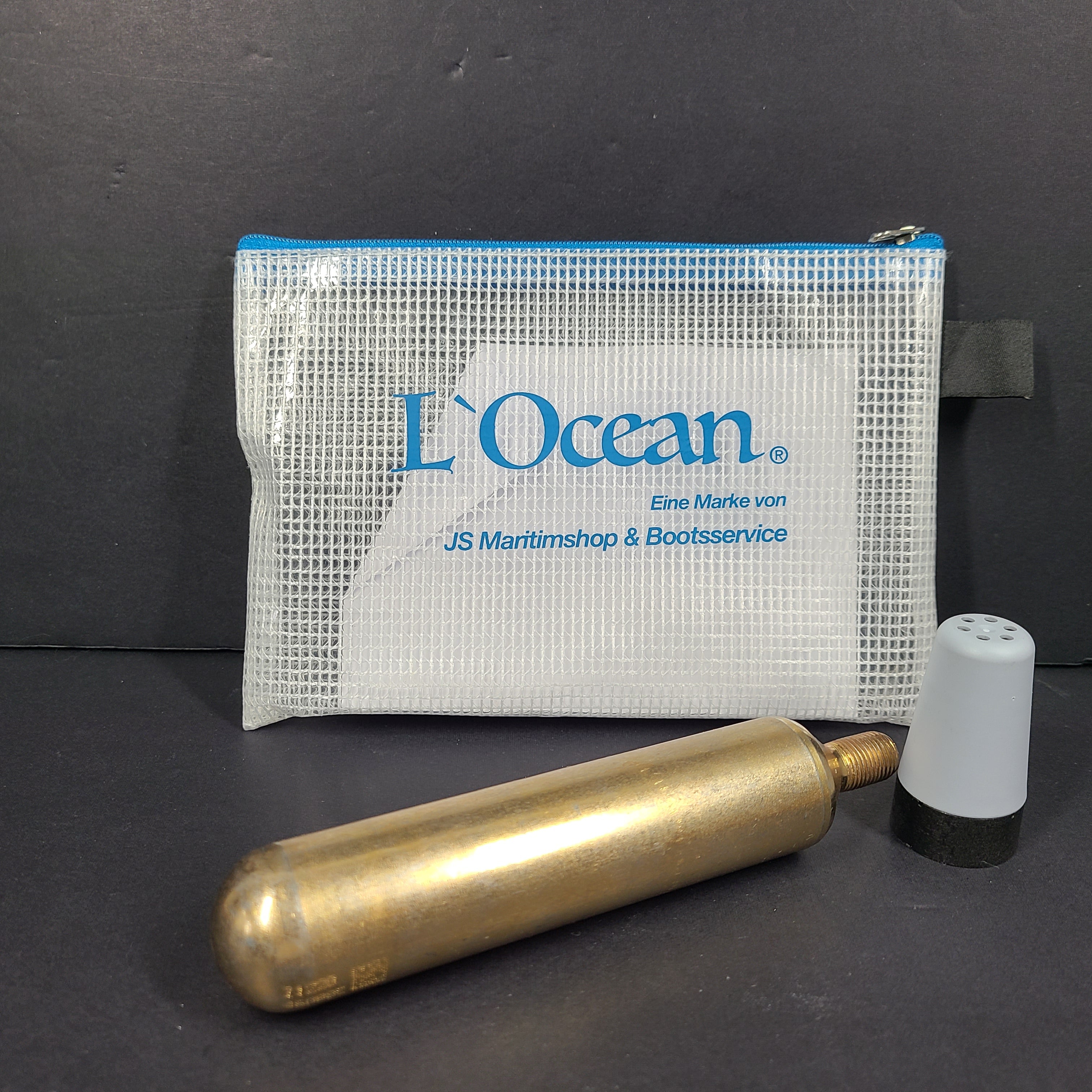 A recharge kit for adults with a CO2 cartridge and an UMA 8050 Auto Capsule.