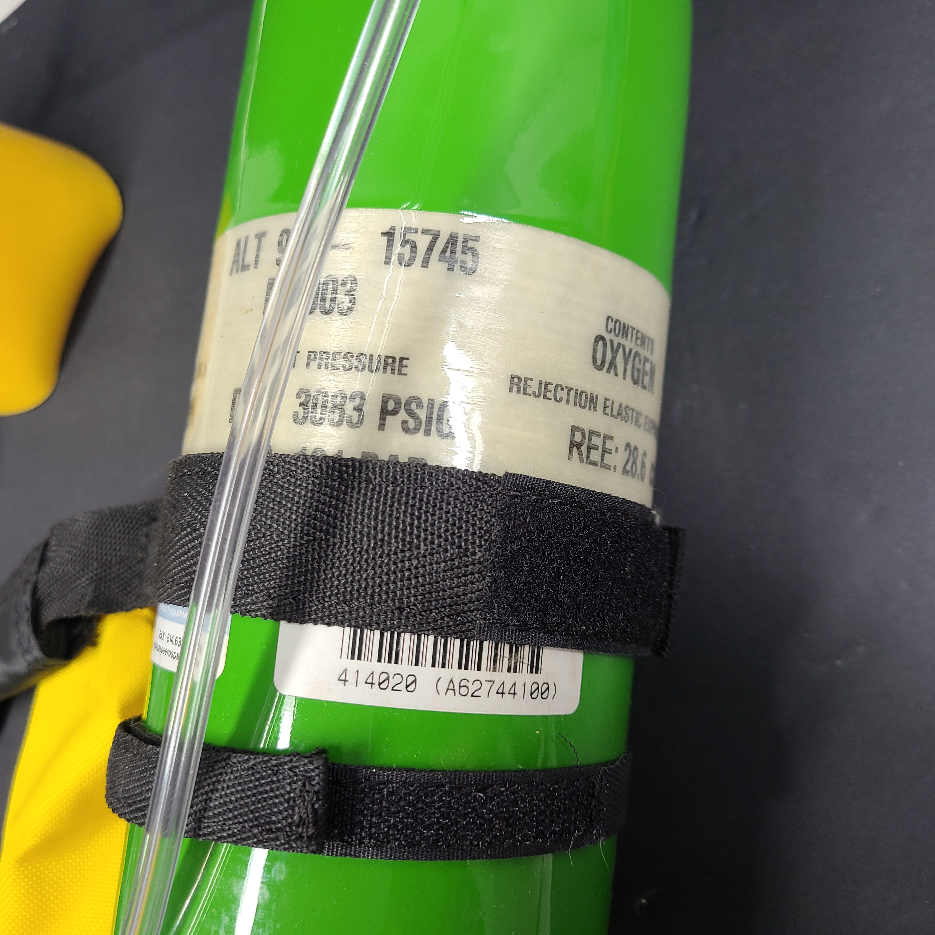 Lightweight portable oxygen cylinder assembly with mask