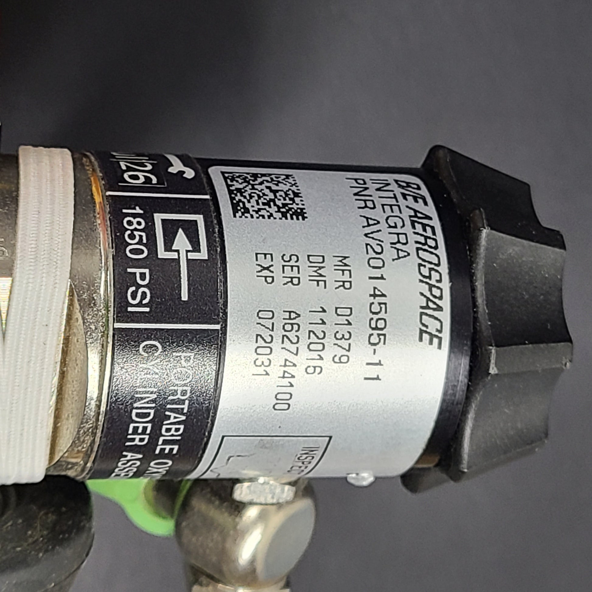 Lightweight portable oxygen cylinder assembly with mask