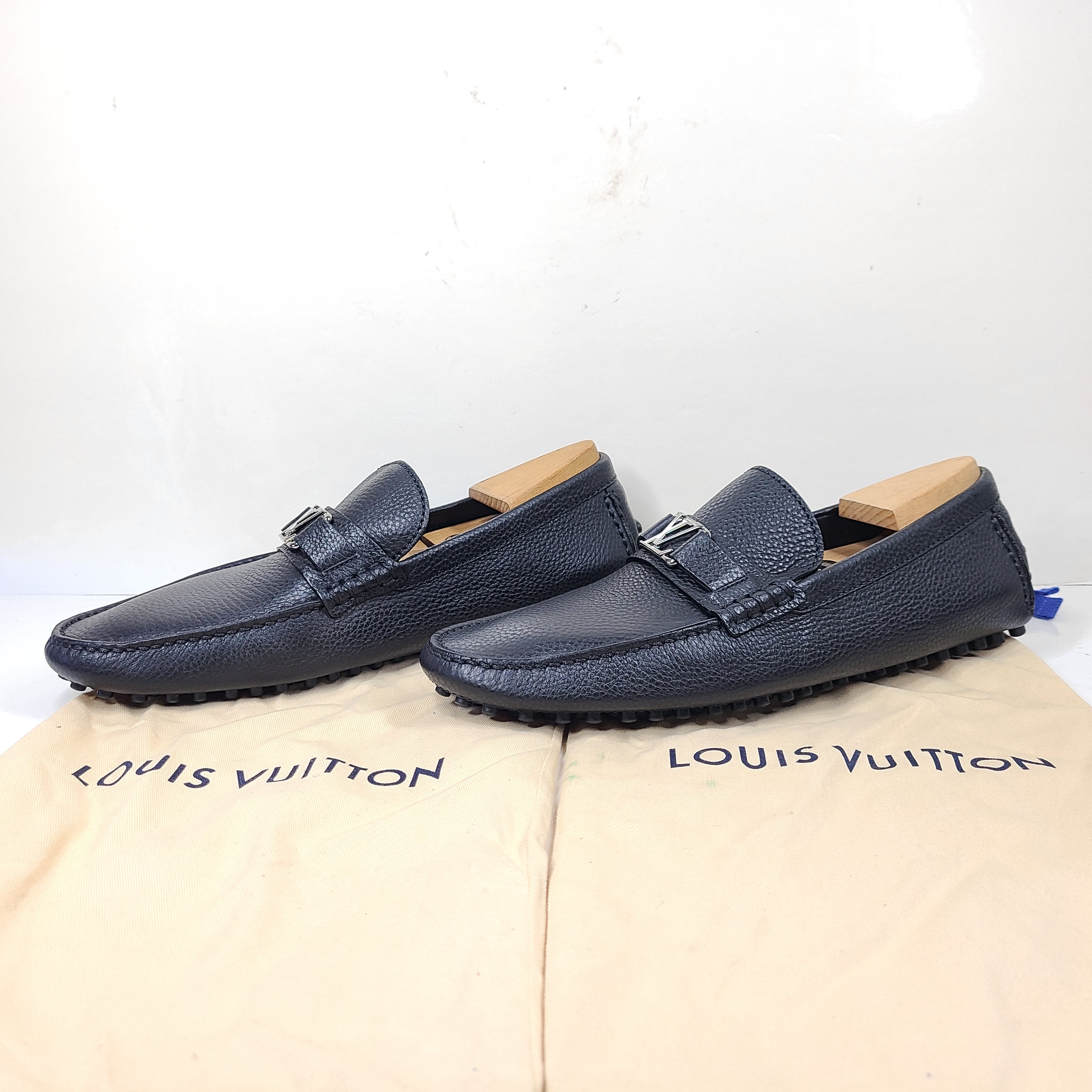 A pair of Louis Vuitton Hockenheim moccasins in dark blue leather.