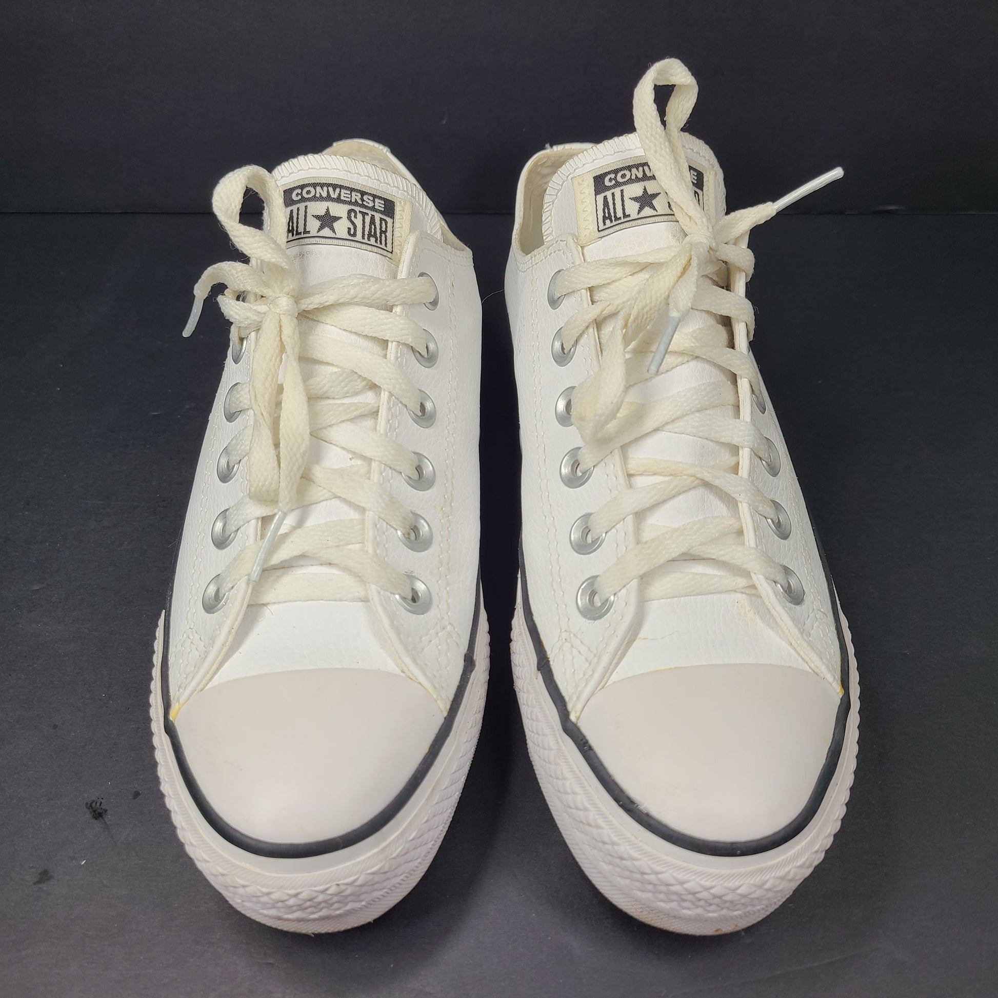 A pair of white Converse Chuck Taylor All Star Low Top sneakers in size 4.5