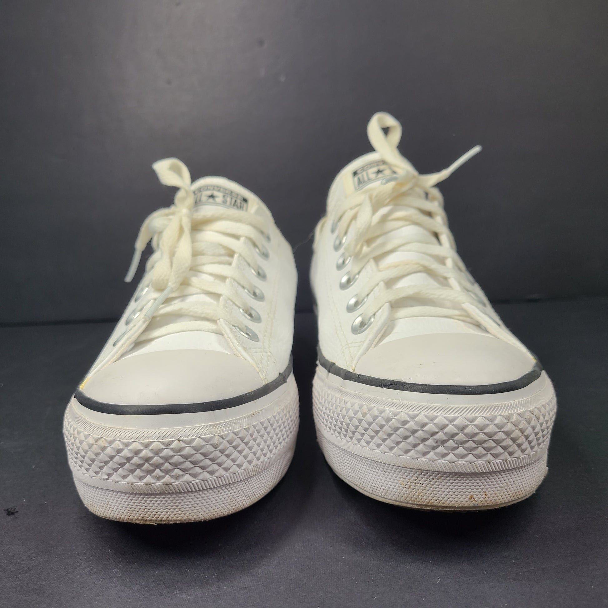 A pair of white Converse Chuck Taylor All Star Low Top sneakers in size 4.5