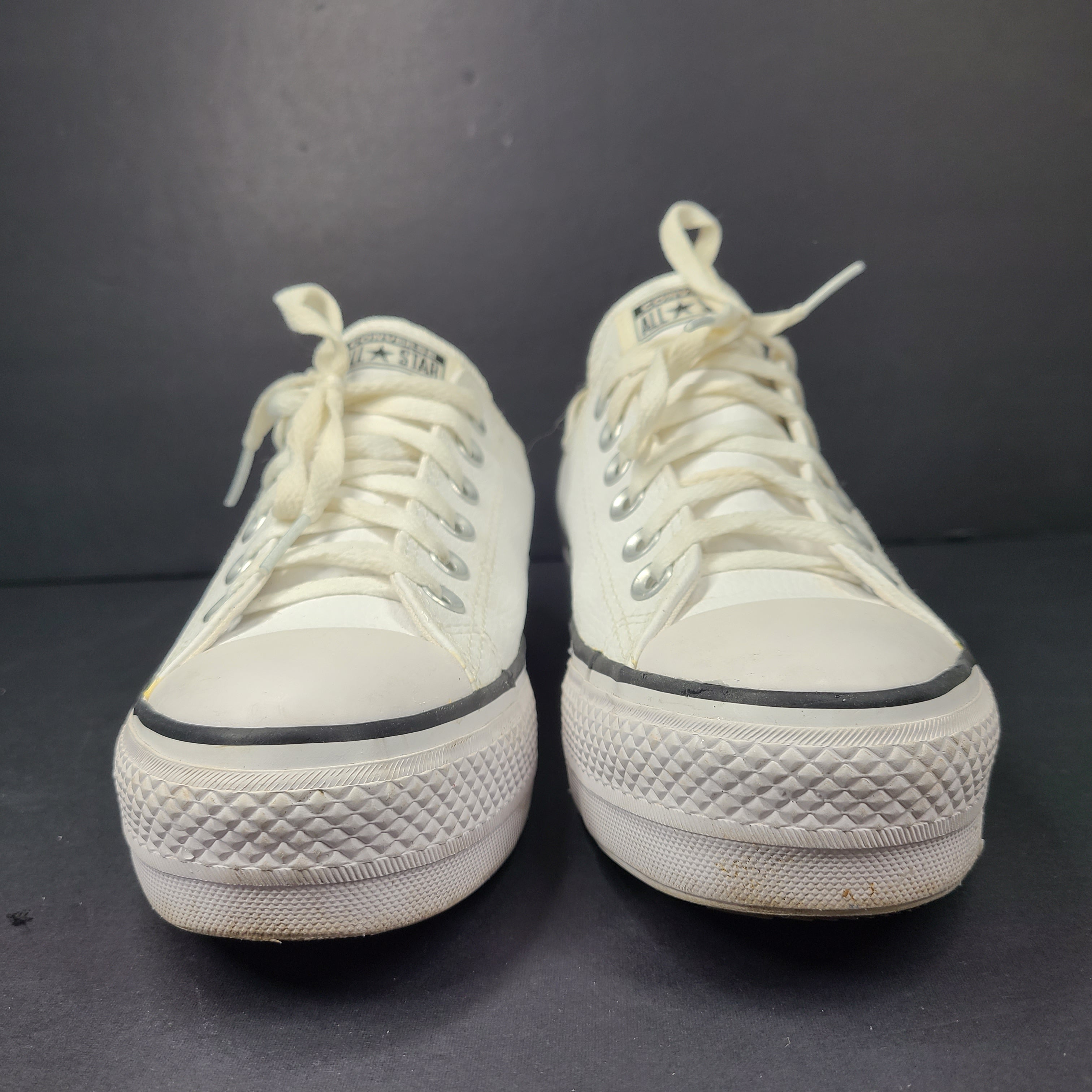 A pair of white Converse Chuck Taylor All Star Low Top sneakers in size 4.5