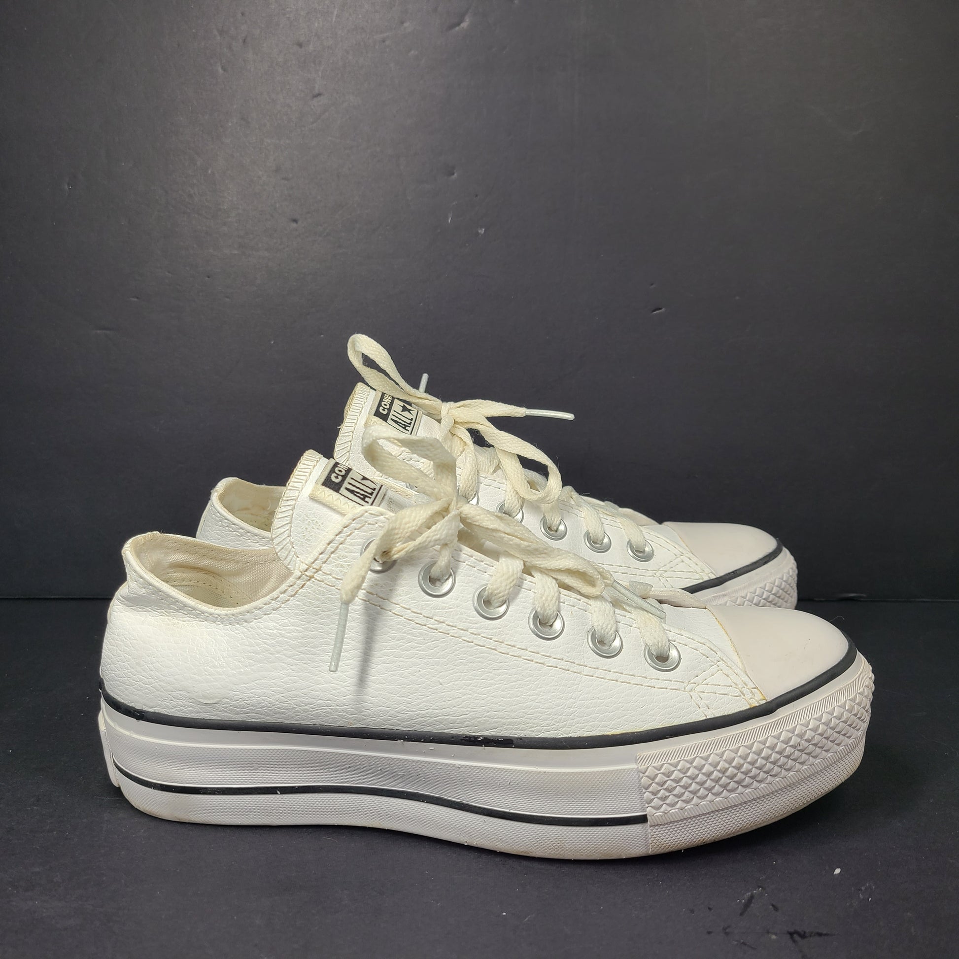 A pair of white Converse Chuck Taylor All Star Low Top sneakers in size 4.5