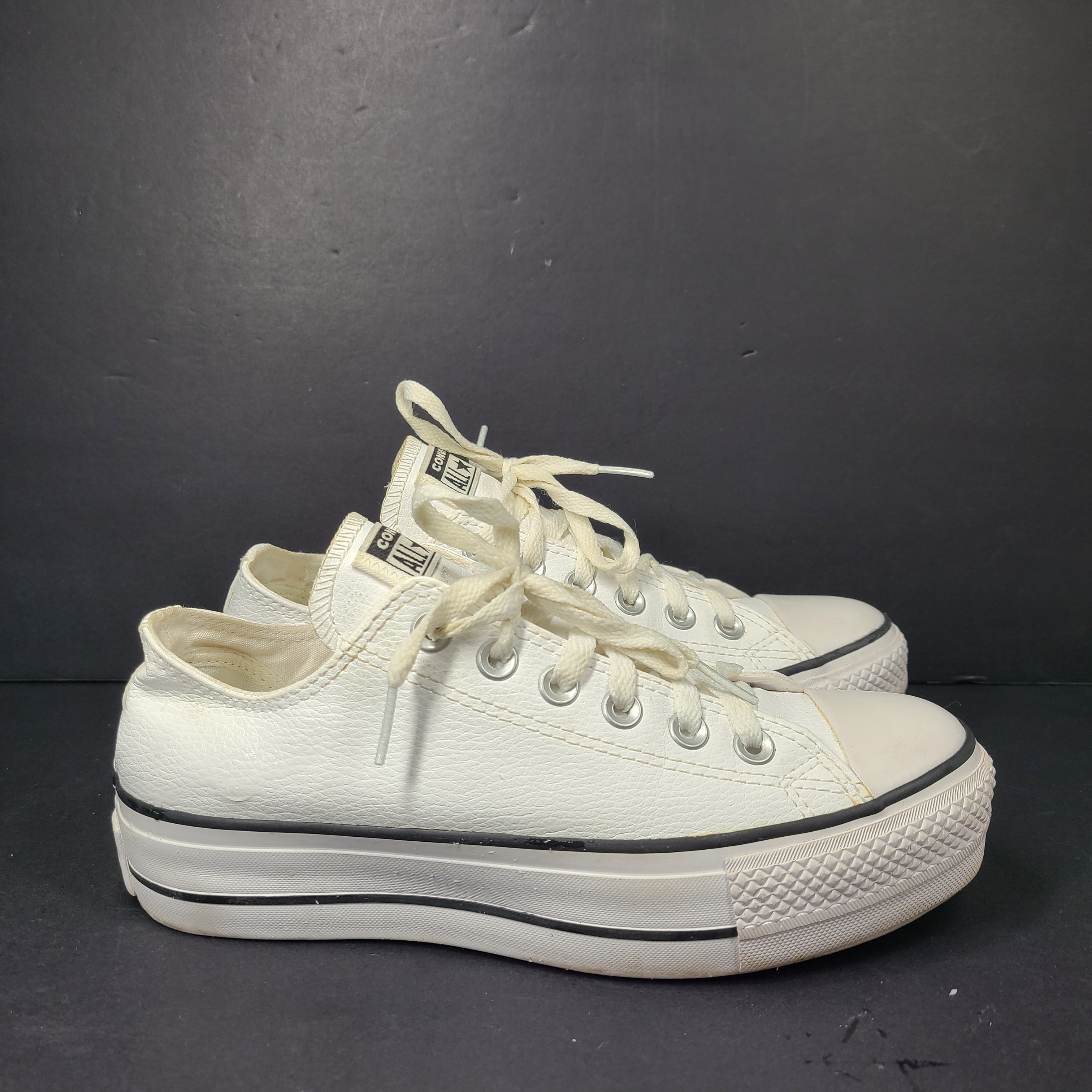 A pair of white Converse Chuck Taylor All Star Low Top sneakers in size 4.5