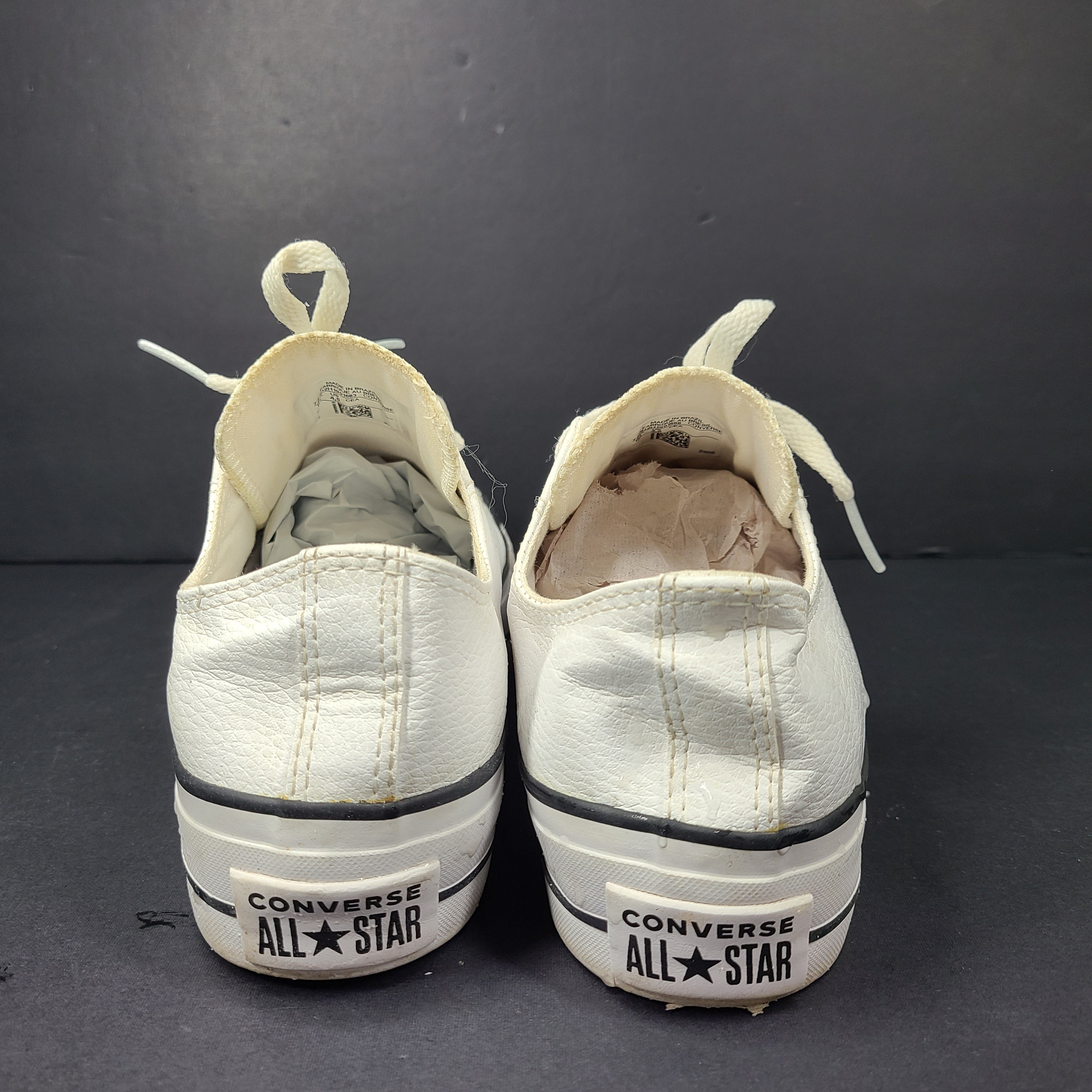 A pair of white Converse Chuck Taylor All Star Low Top sneakers in size 4.5
