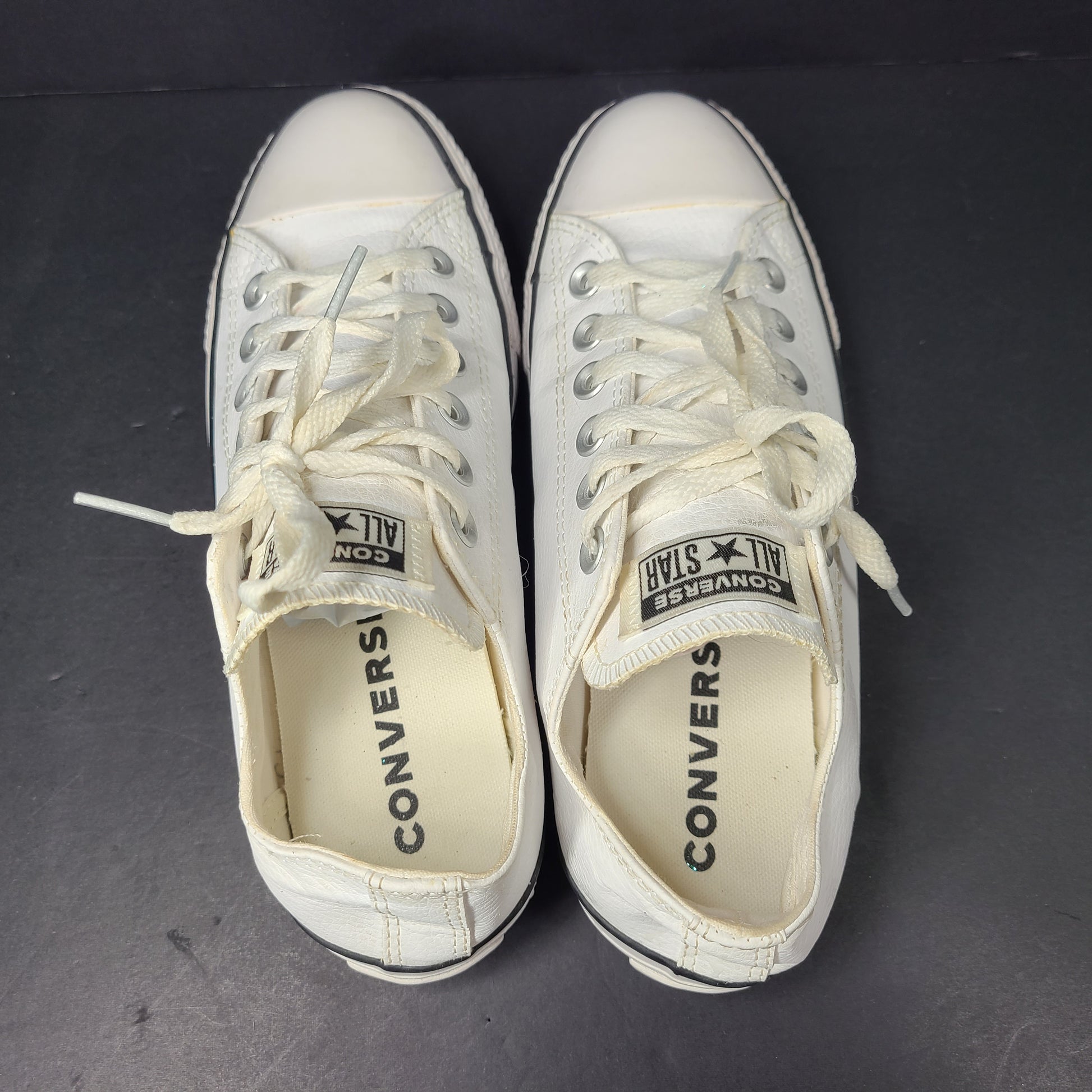 A pair of white Converse Chuck Taylor All Star Low Top sneakers in size 4.5