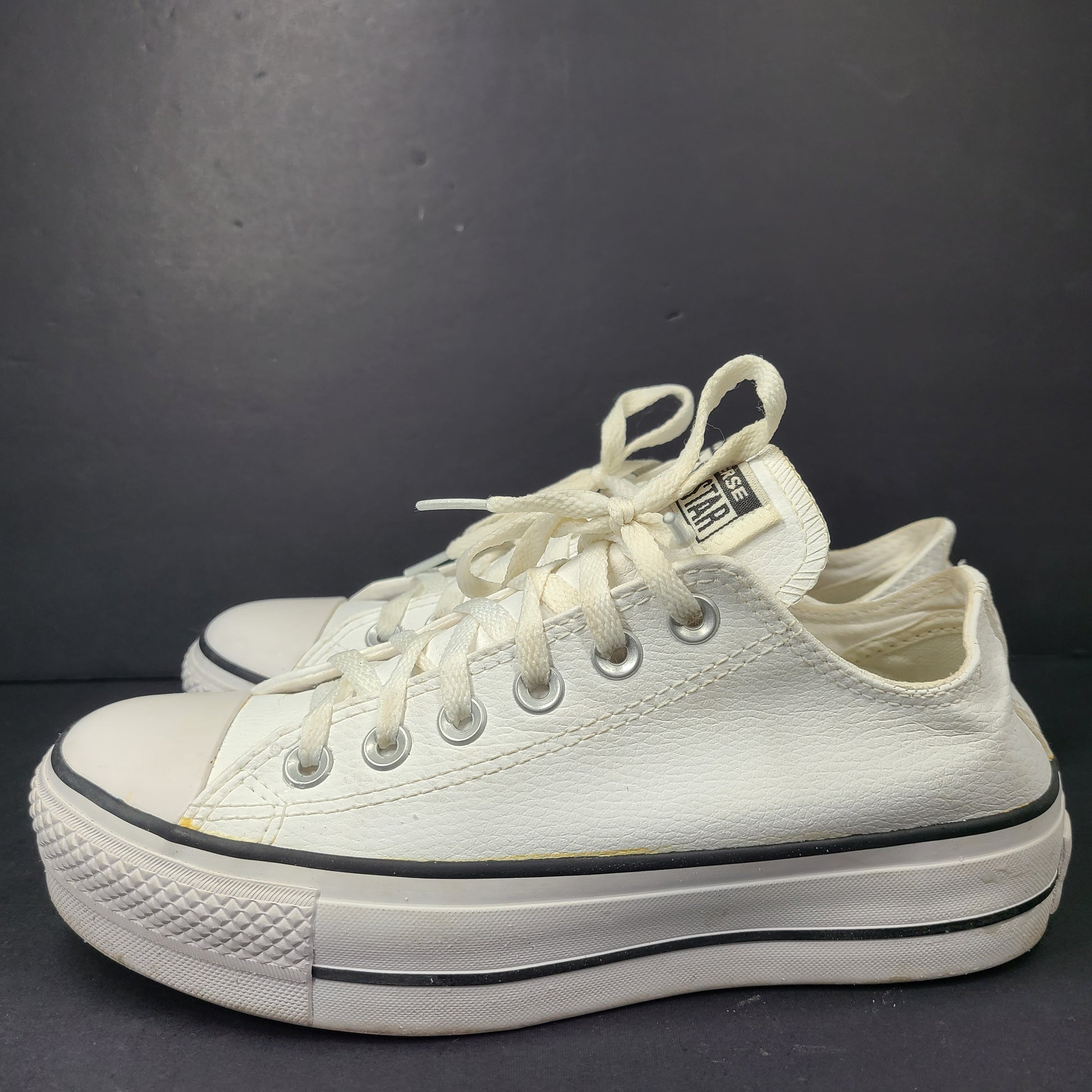 A pair of white Converse Chuck Taylor All Star Low Top sneakers in size 4.5