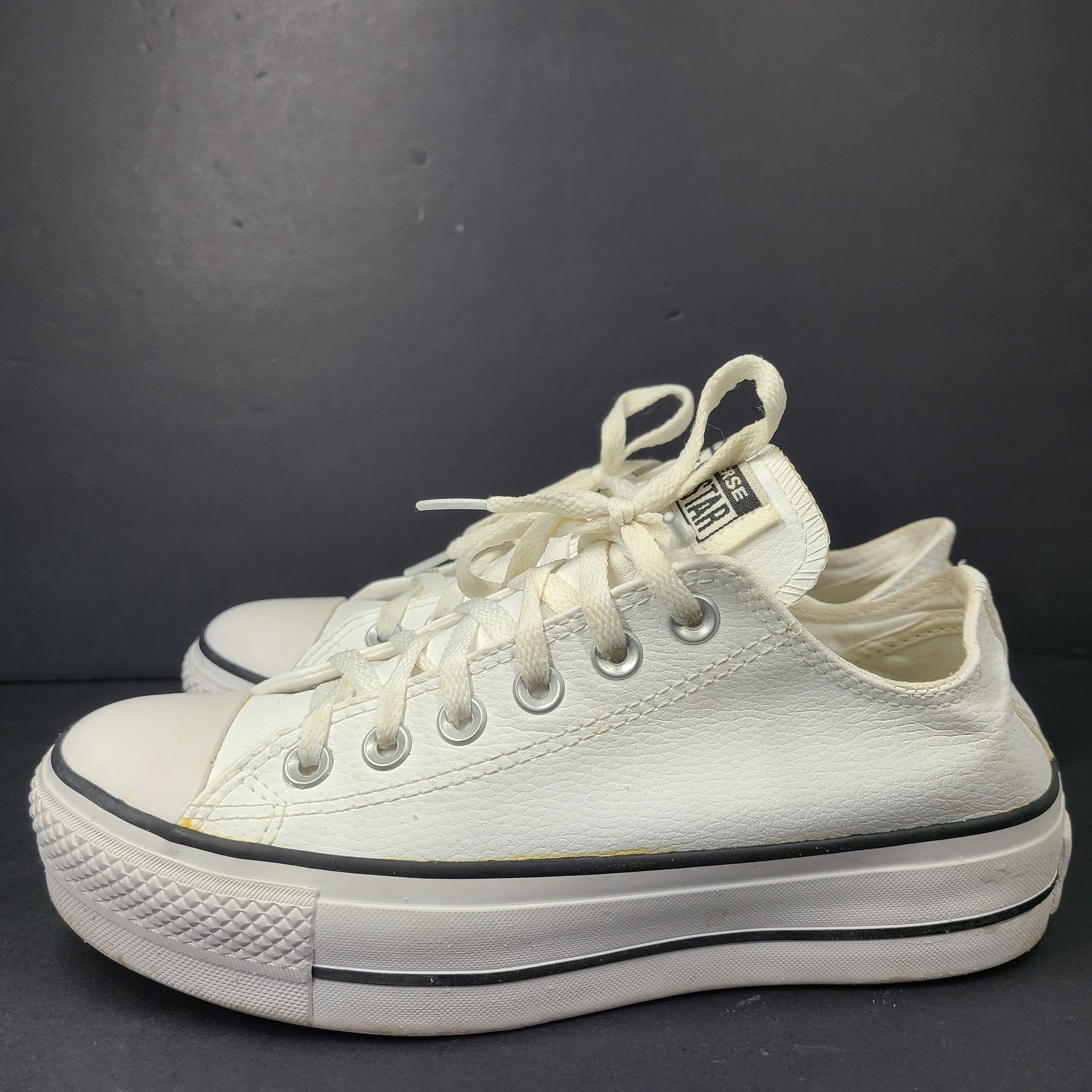 A pair of white Converse Chuck Taylor All Star Low Top sneakers in size 4.5