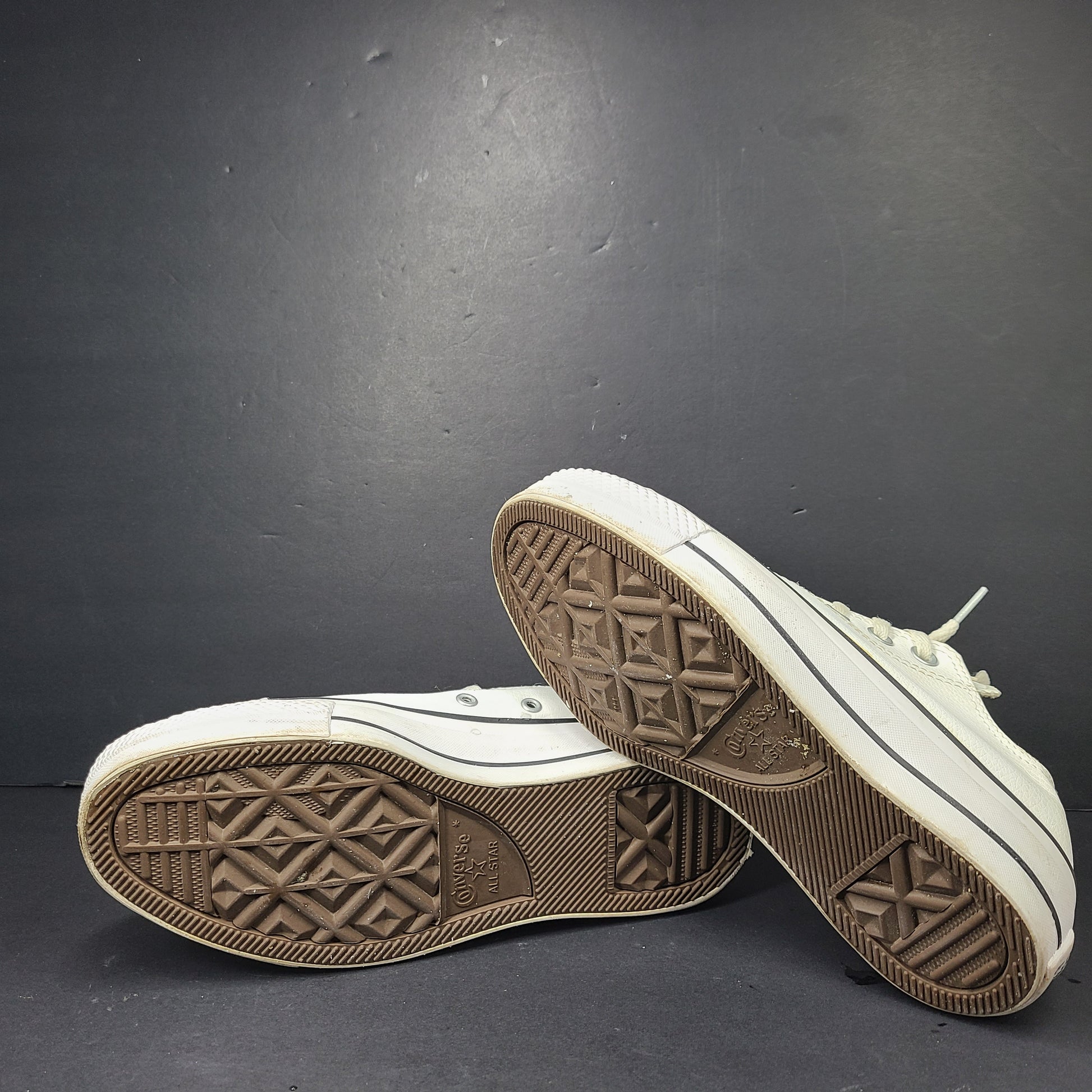 A pair of white Converse Chuck Taylor All Star Low Top sneakers in size 4.5