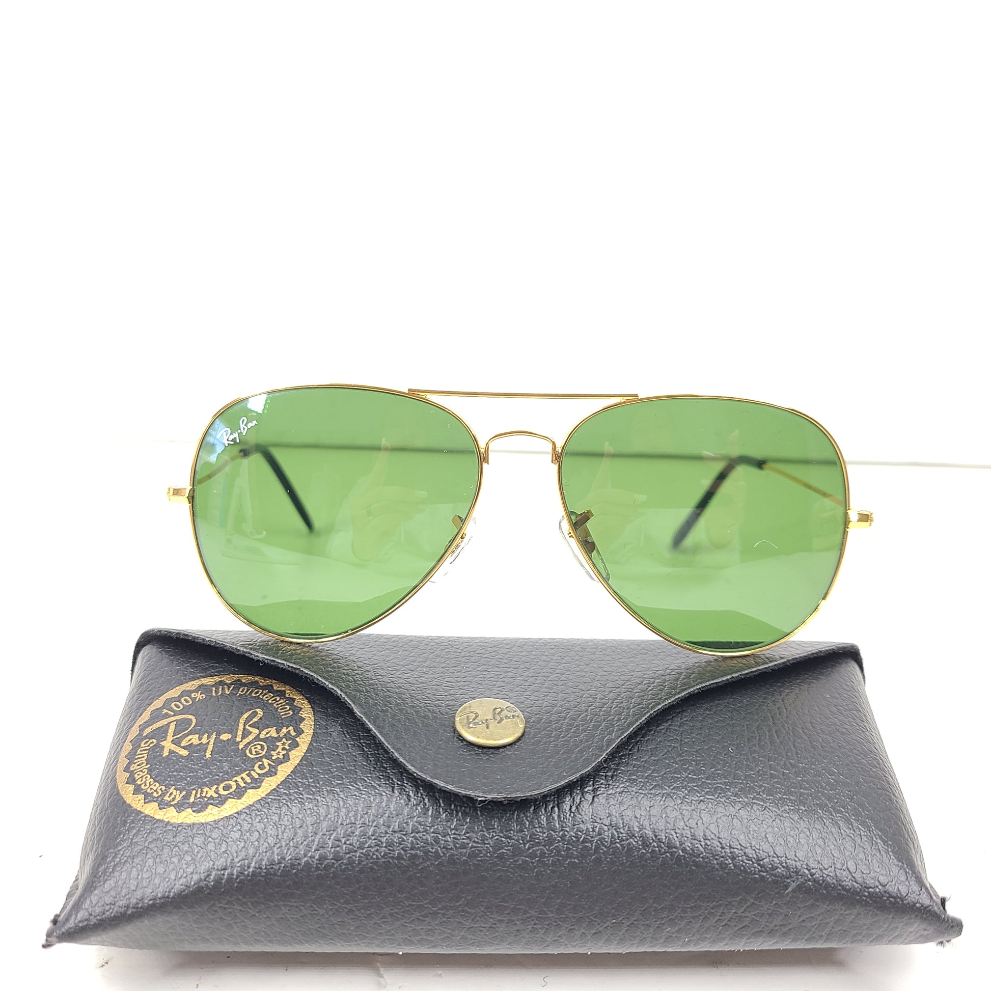 Classic Ray-Ban RB3026 Aviator Sunglasses in green lens and gold frame for men.