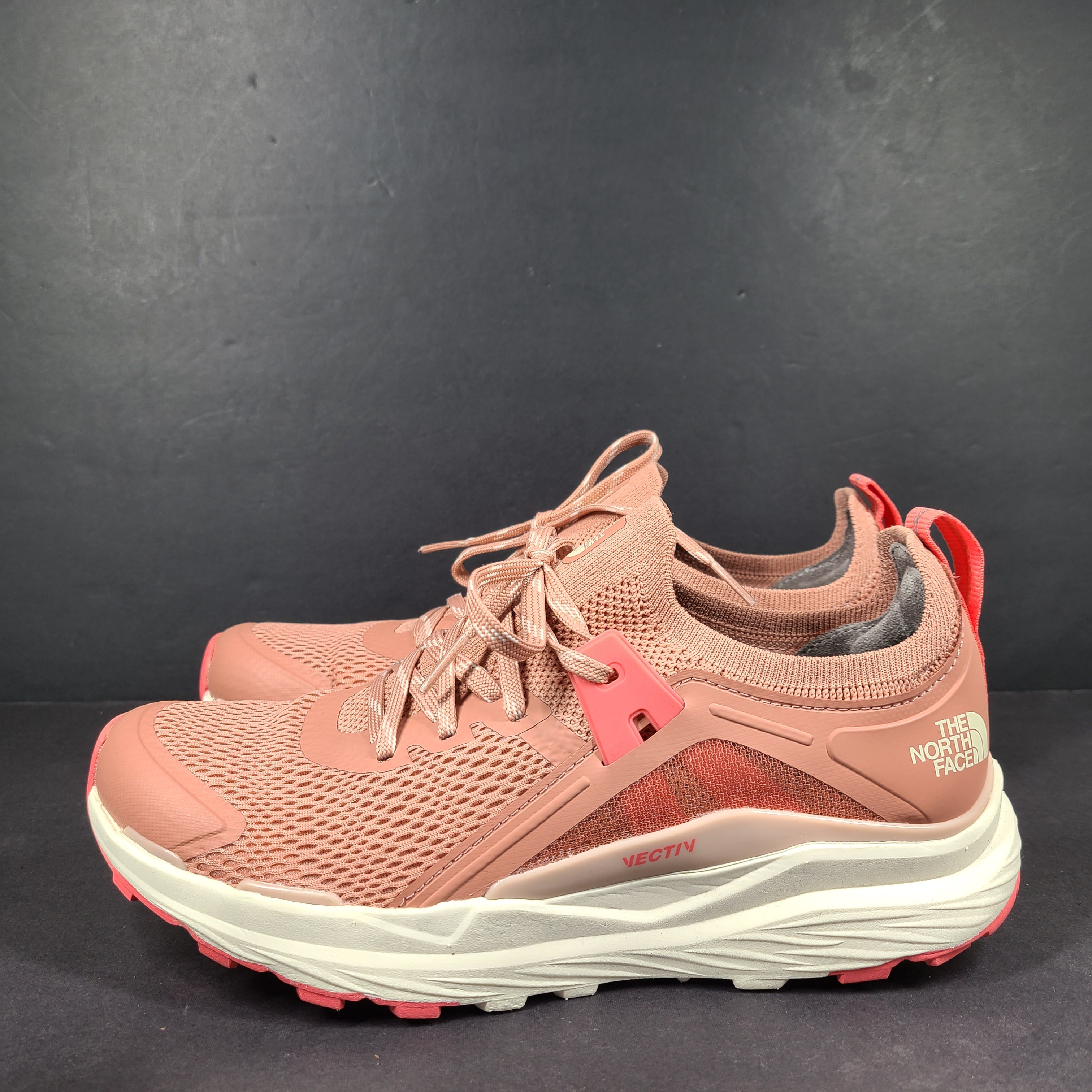 Women's Vectiv shoes in peach and white color