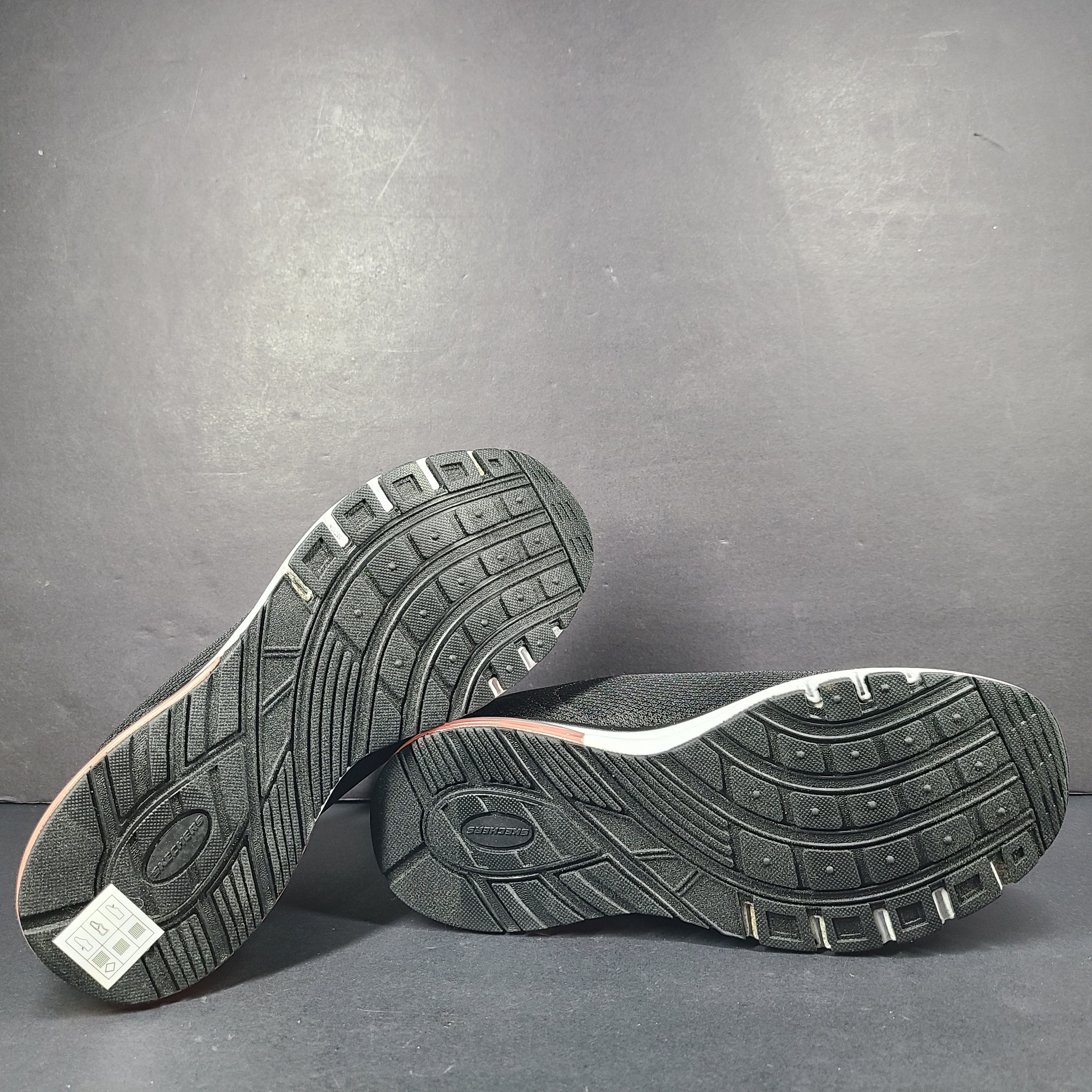 Comfortable Skechers SN 12573 Men's Sneakers in black color.